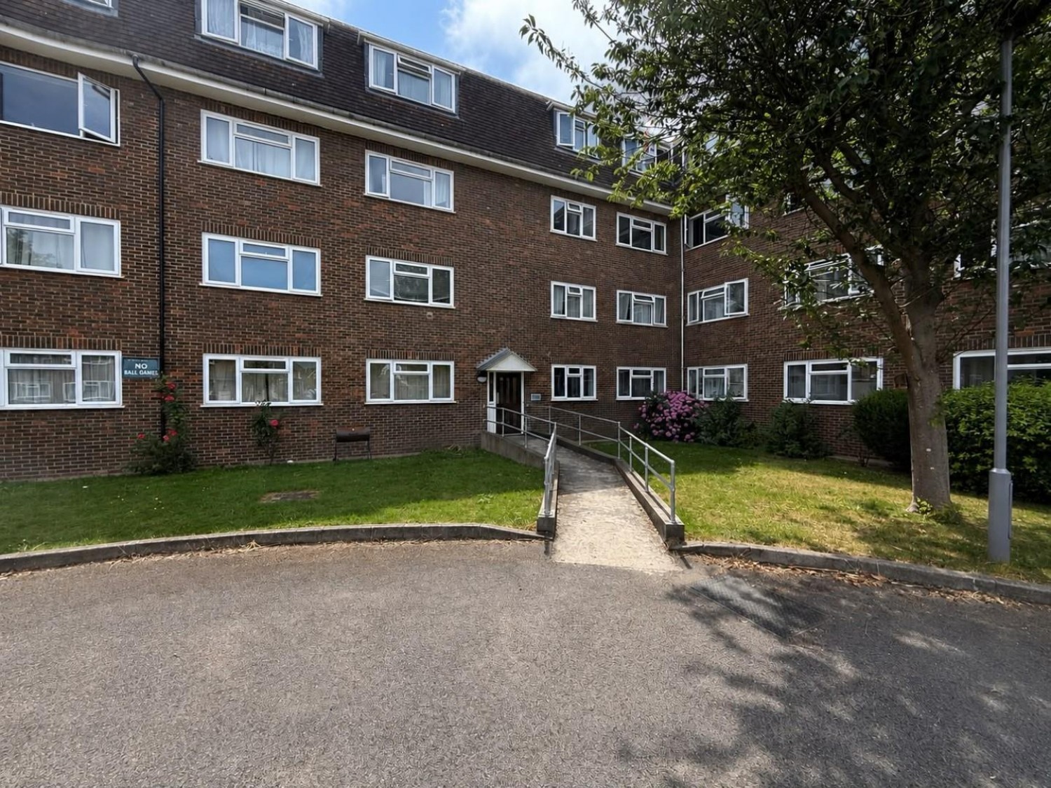2 bedroom Flat to let in Acacia Grove, New Malden