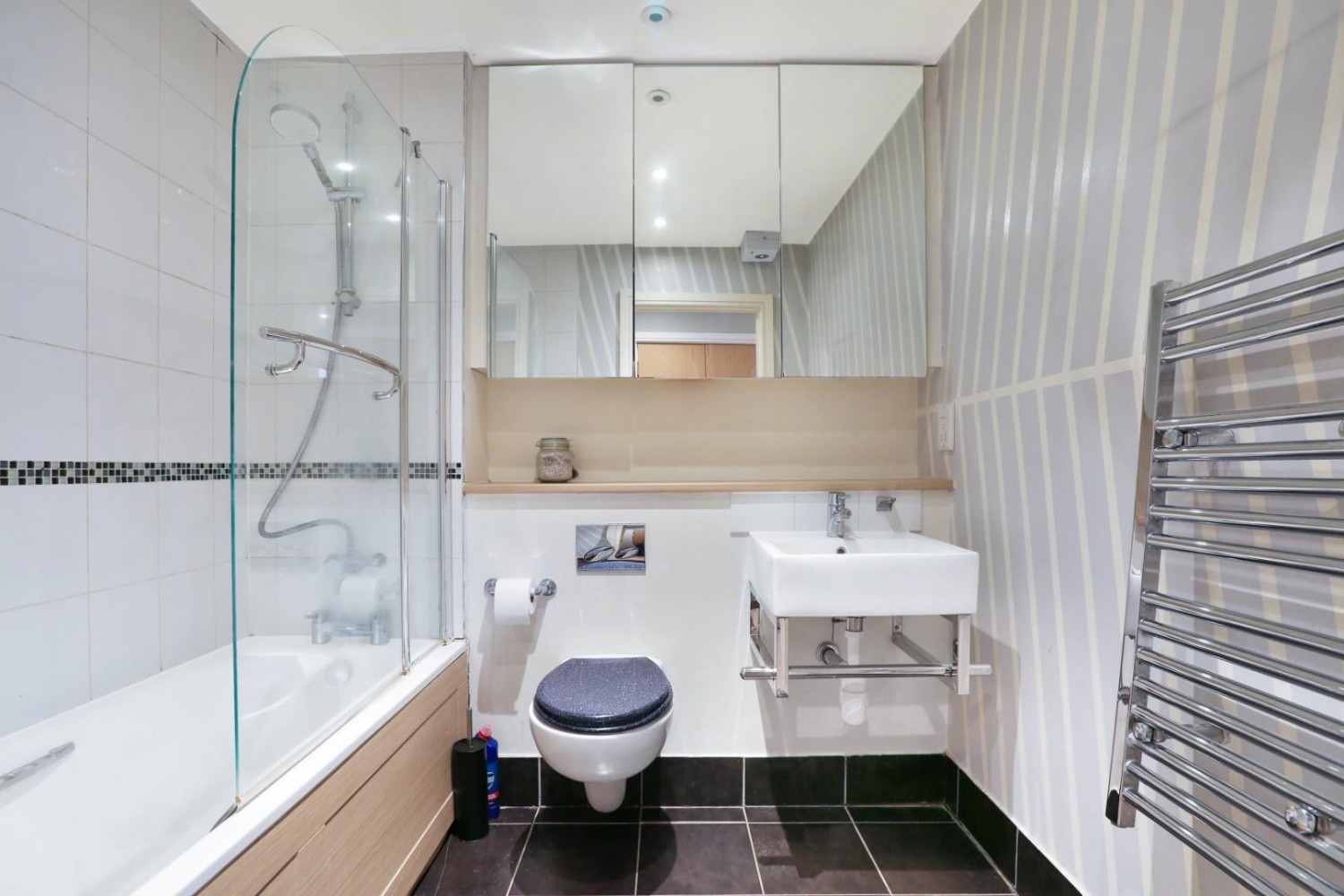 2 bedroom Flat to let in Willow Way, London