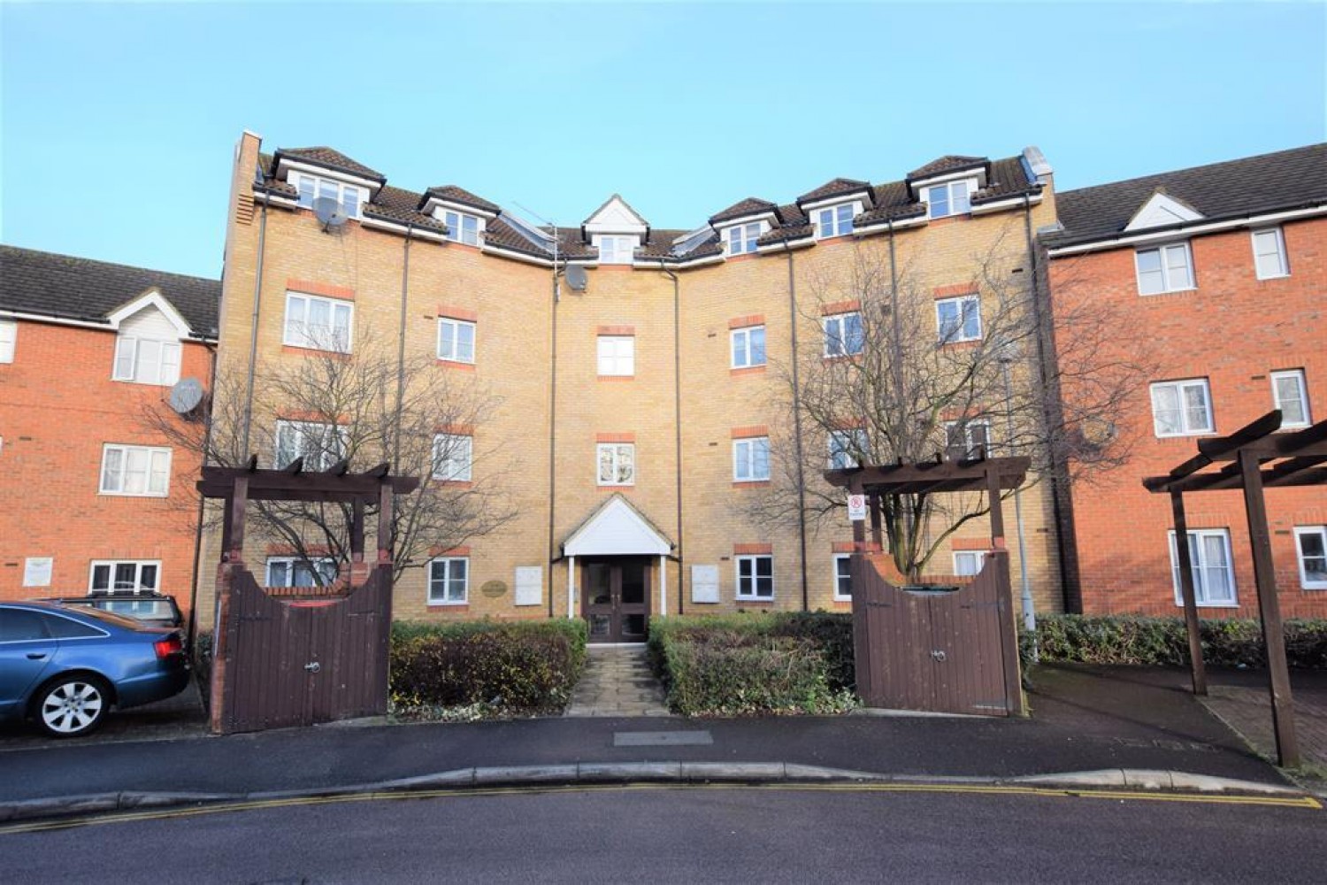 2 bedroom Flat to let in Ridley Close, Barking, IG11