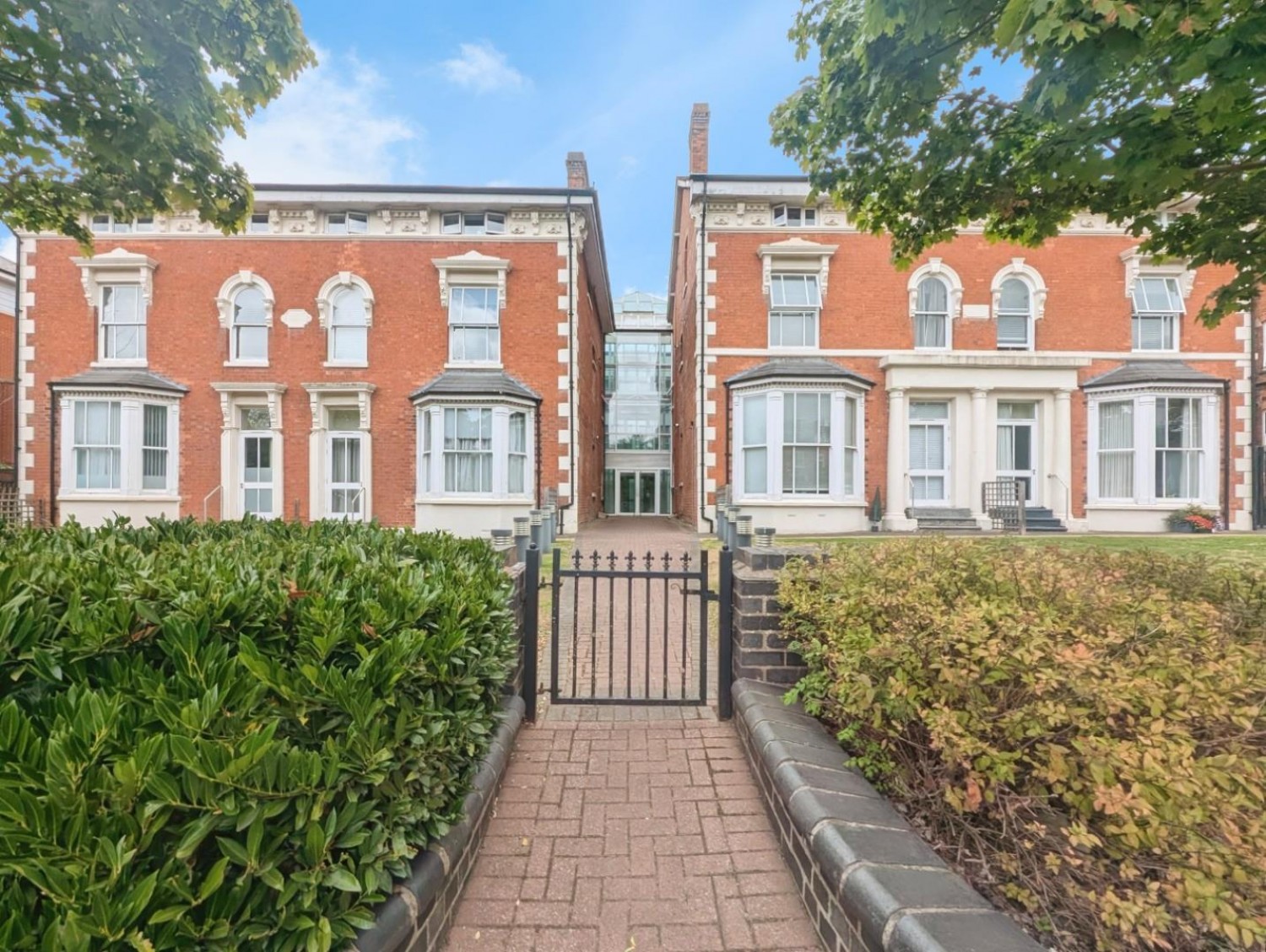 2 bedroom Flat to let in Rocksborough House, Warwick Road B92 7GA