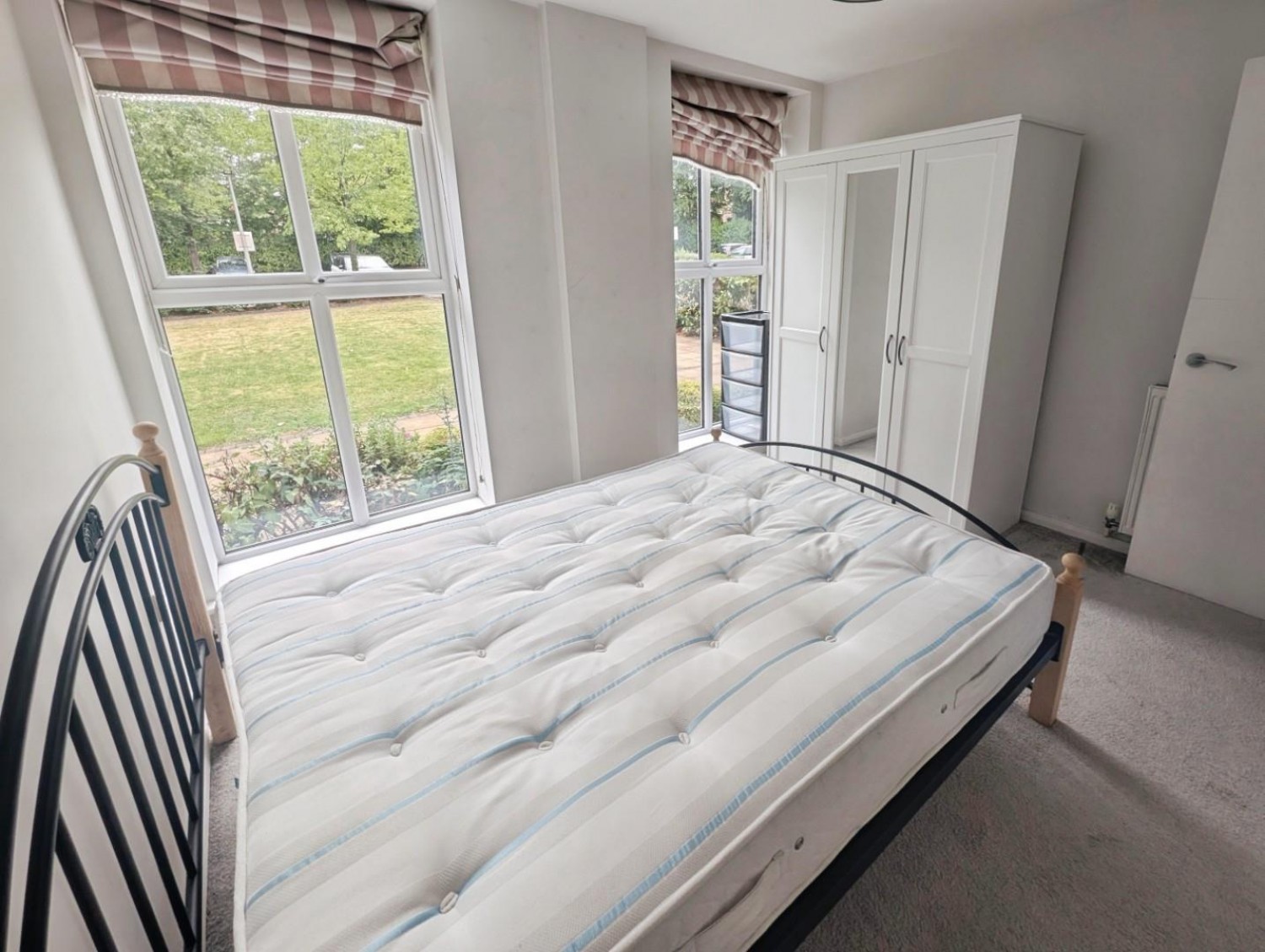 2 bedroom Flat to let in Rocksborough House, Warwick Road B92 7GA