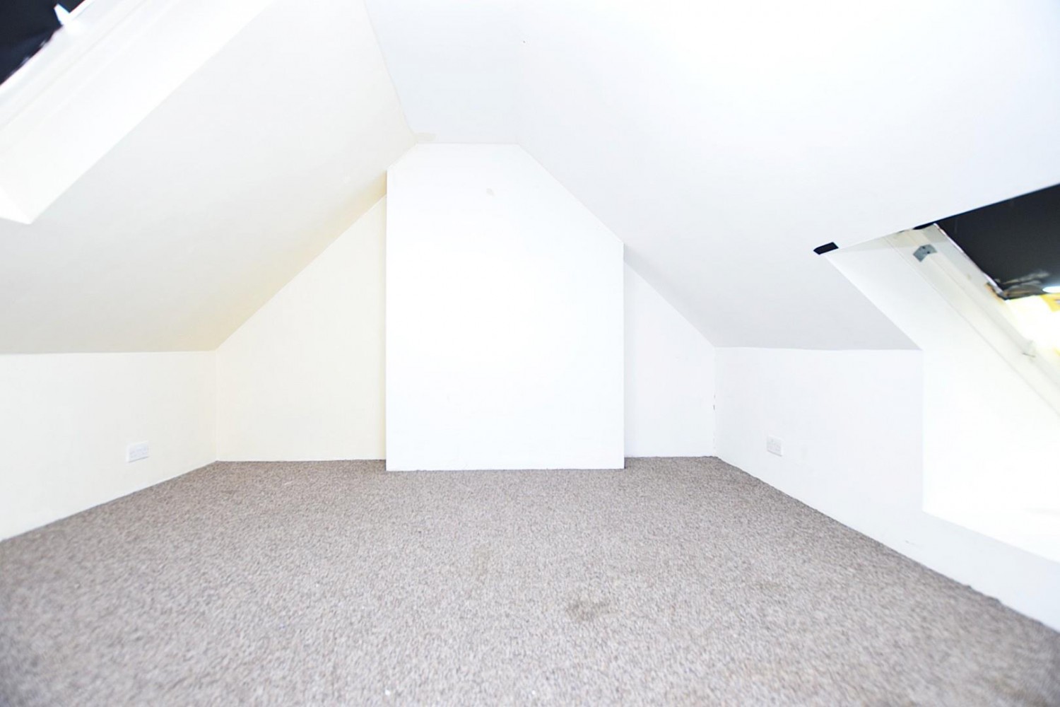 3 bedroom House to let in Aylmer Road, Dagenham, RM8