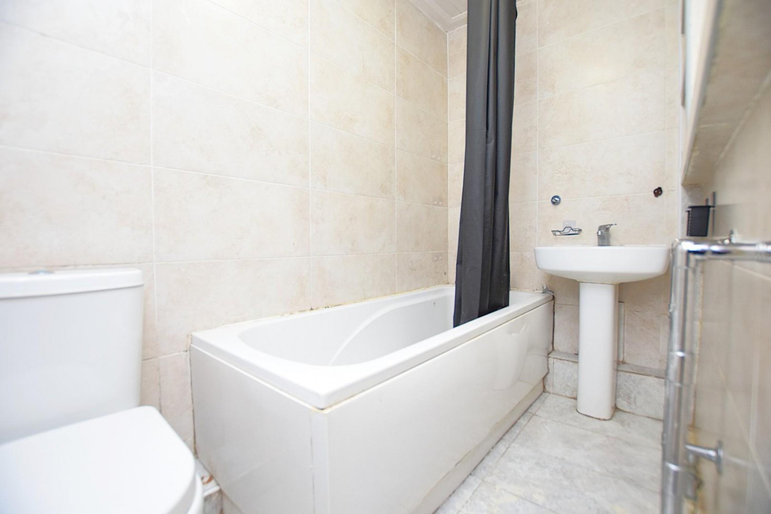 3 bedroom House to let in Aylmer Road, Dagenham, RM8