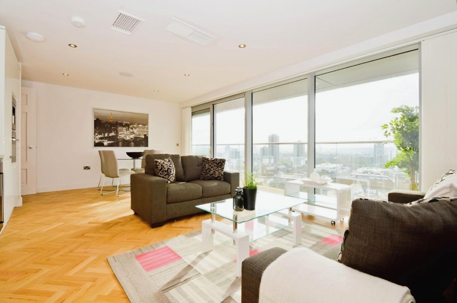 2 bedroom Flat to let in Commercial Road, London, E1