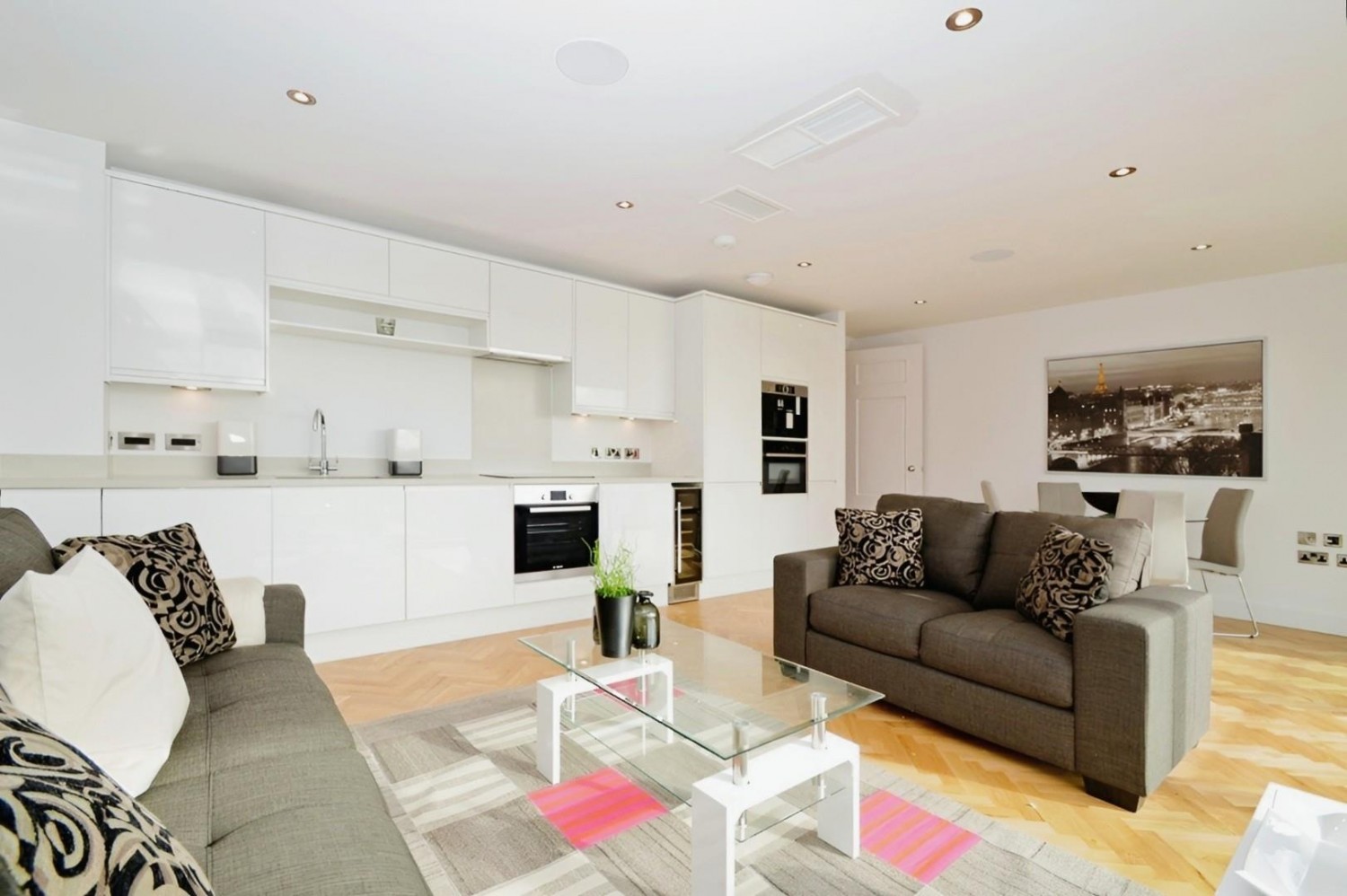 2 bedroom Flat to let in Commercial Road, London, E1