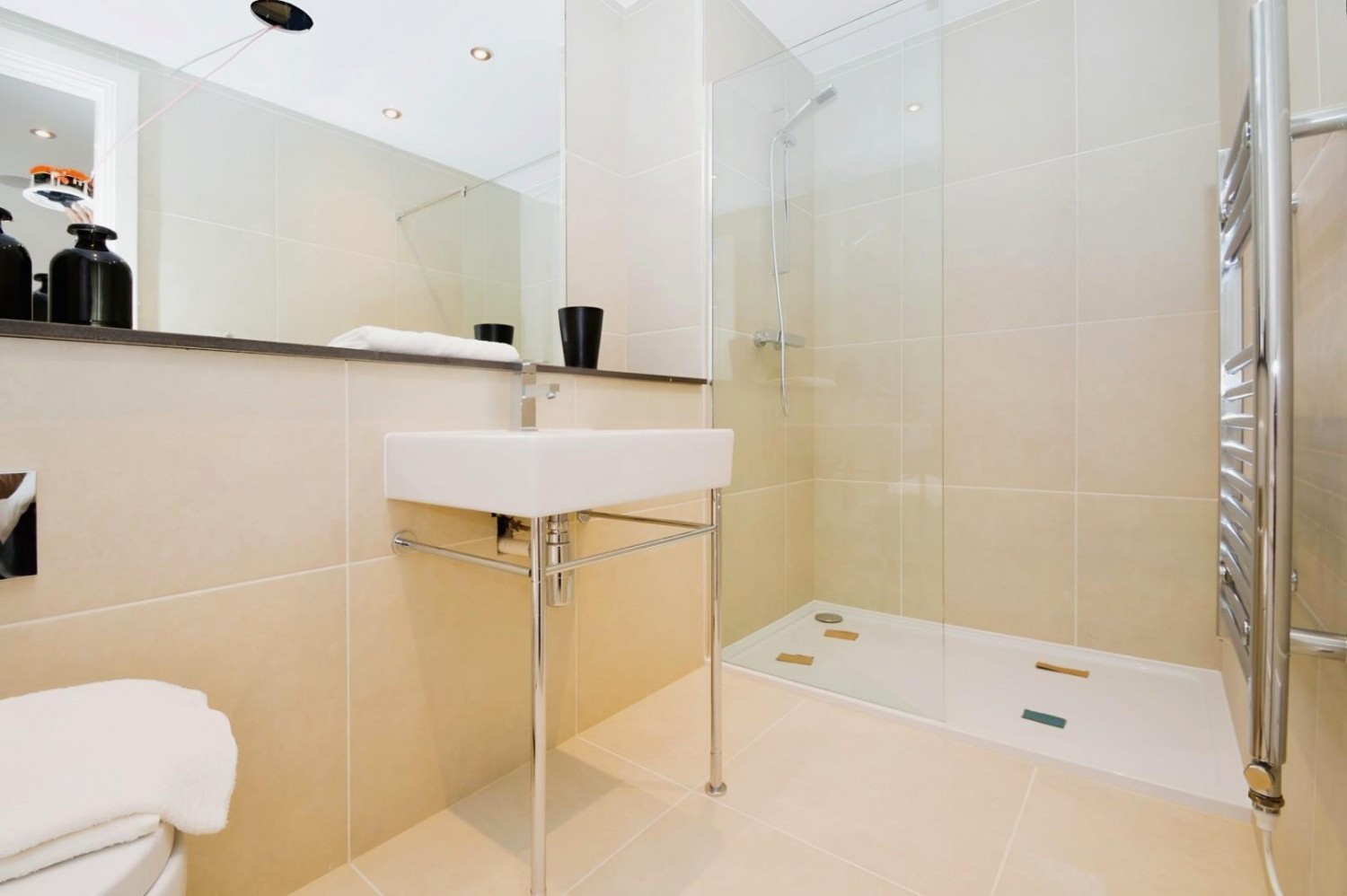 2 bedroom Flat to let in Commercial Road, London, E1