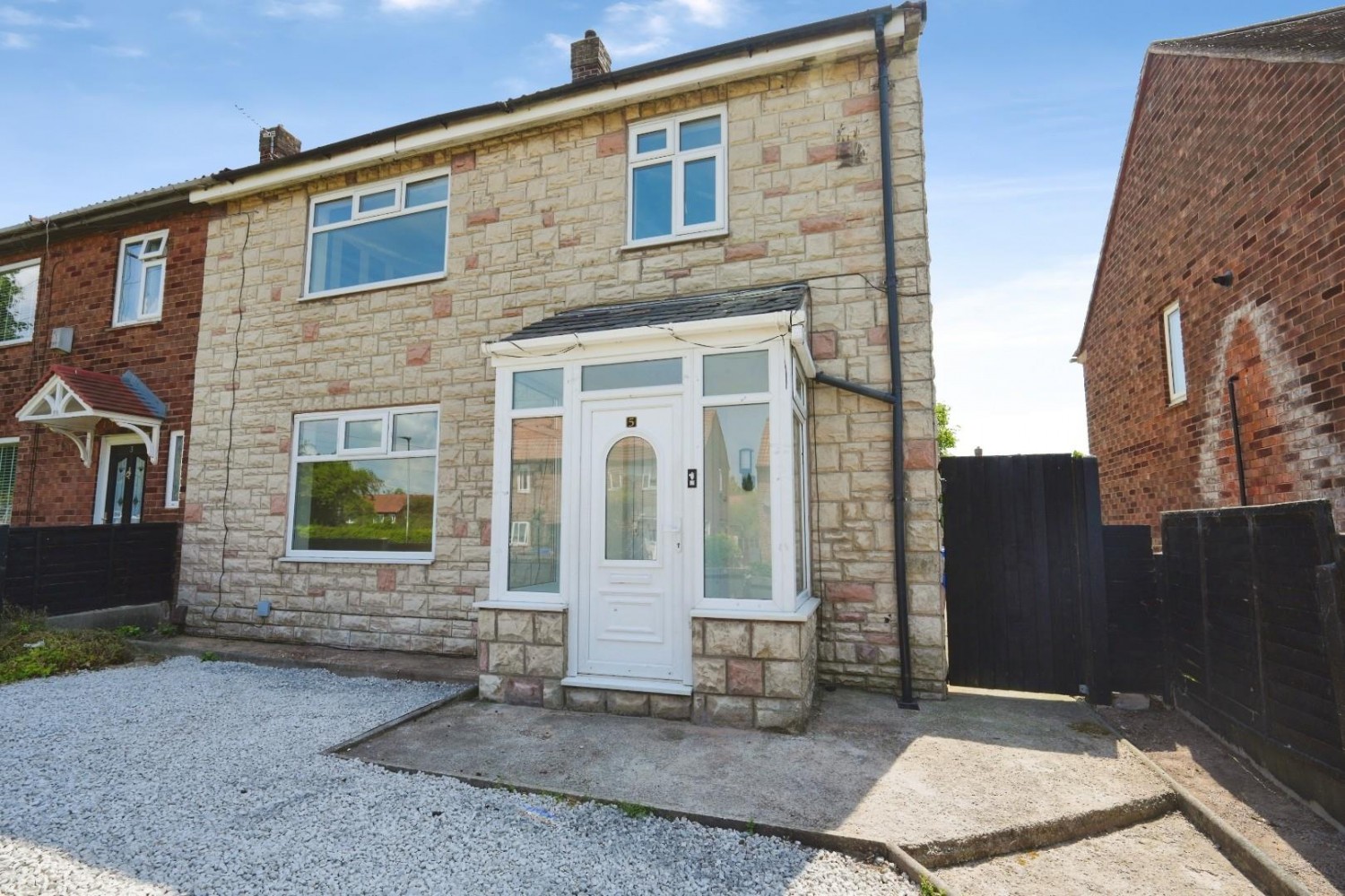 3 bedroom House to let in Largs Walk, Manchester