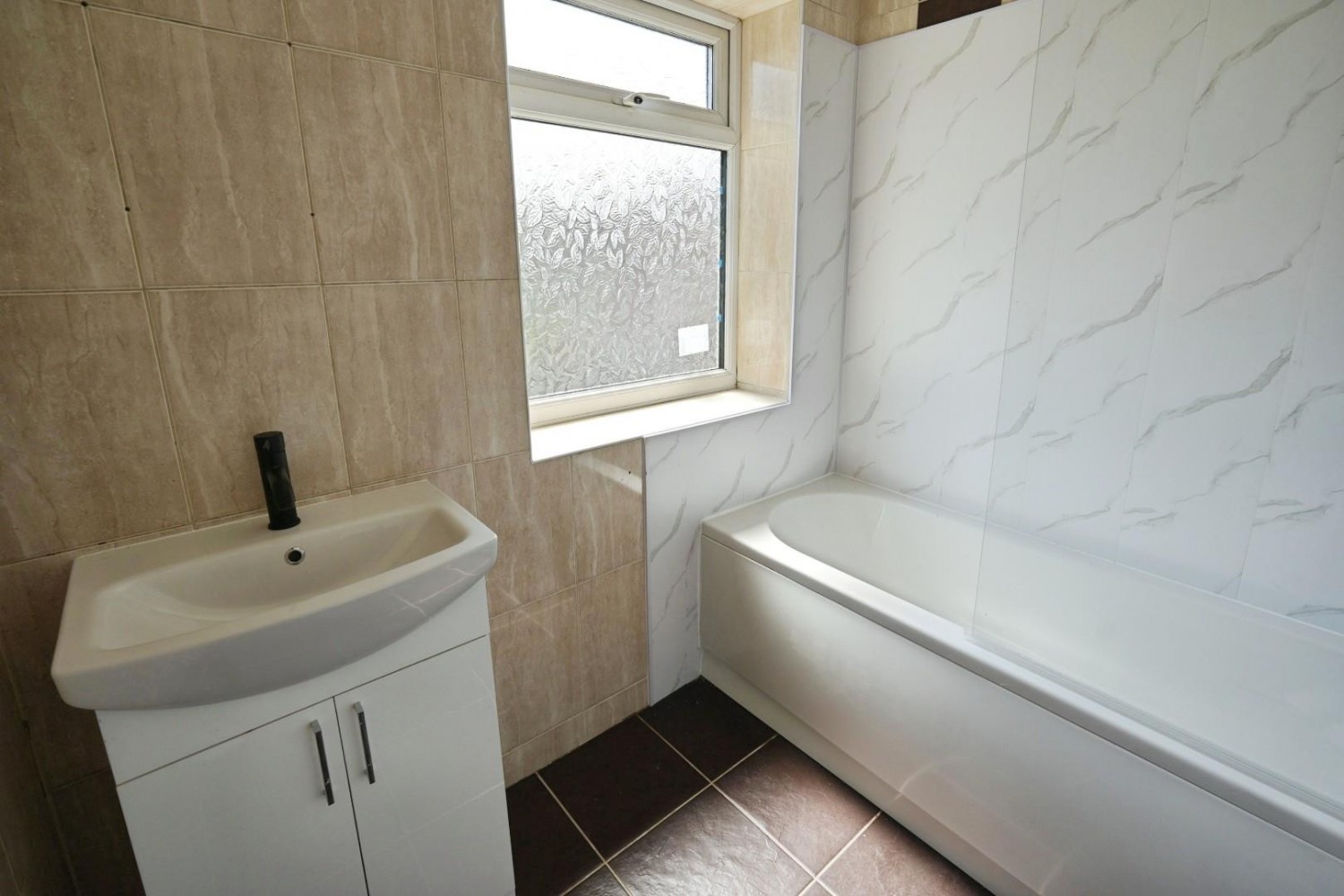 3 bedroom House to let in Largs Walk, Manchester