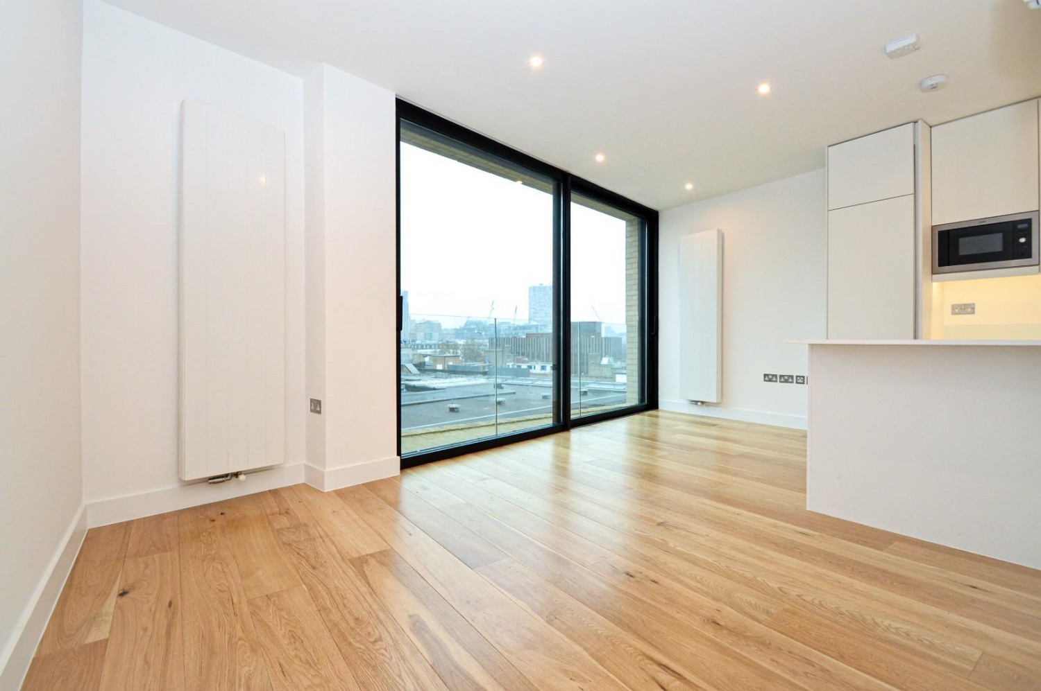 2 bedroom Flat to let in Plumbers Row, Aldgate, E1