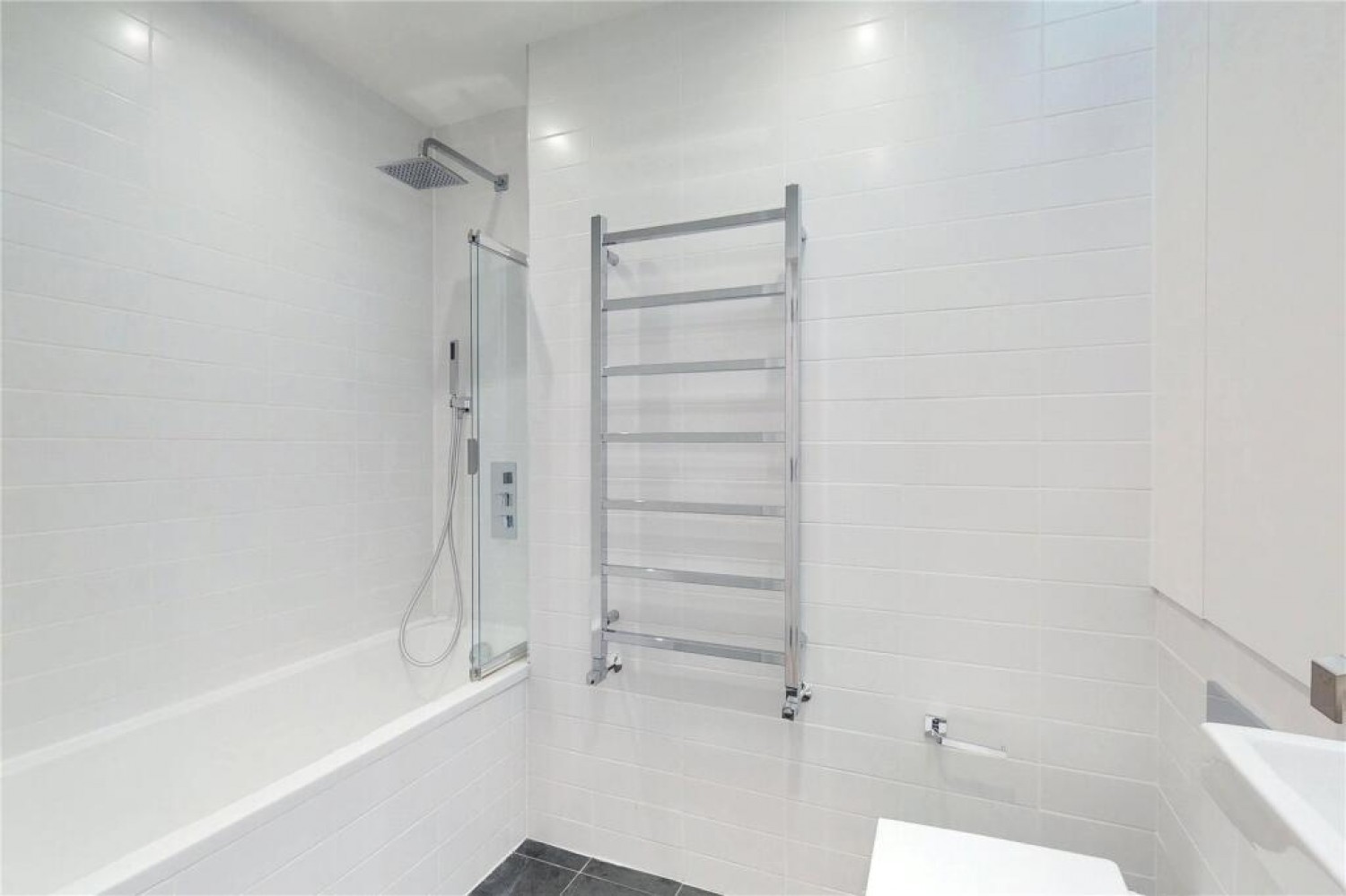 2 bedroom Flat to let in Plumbers Row, Aldgate, E1