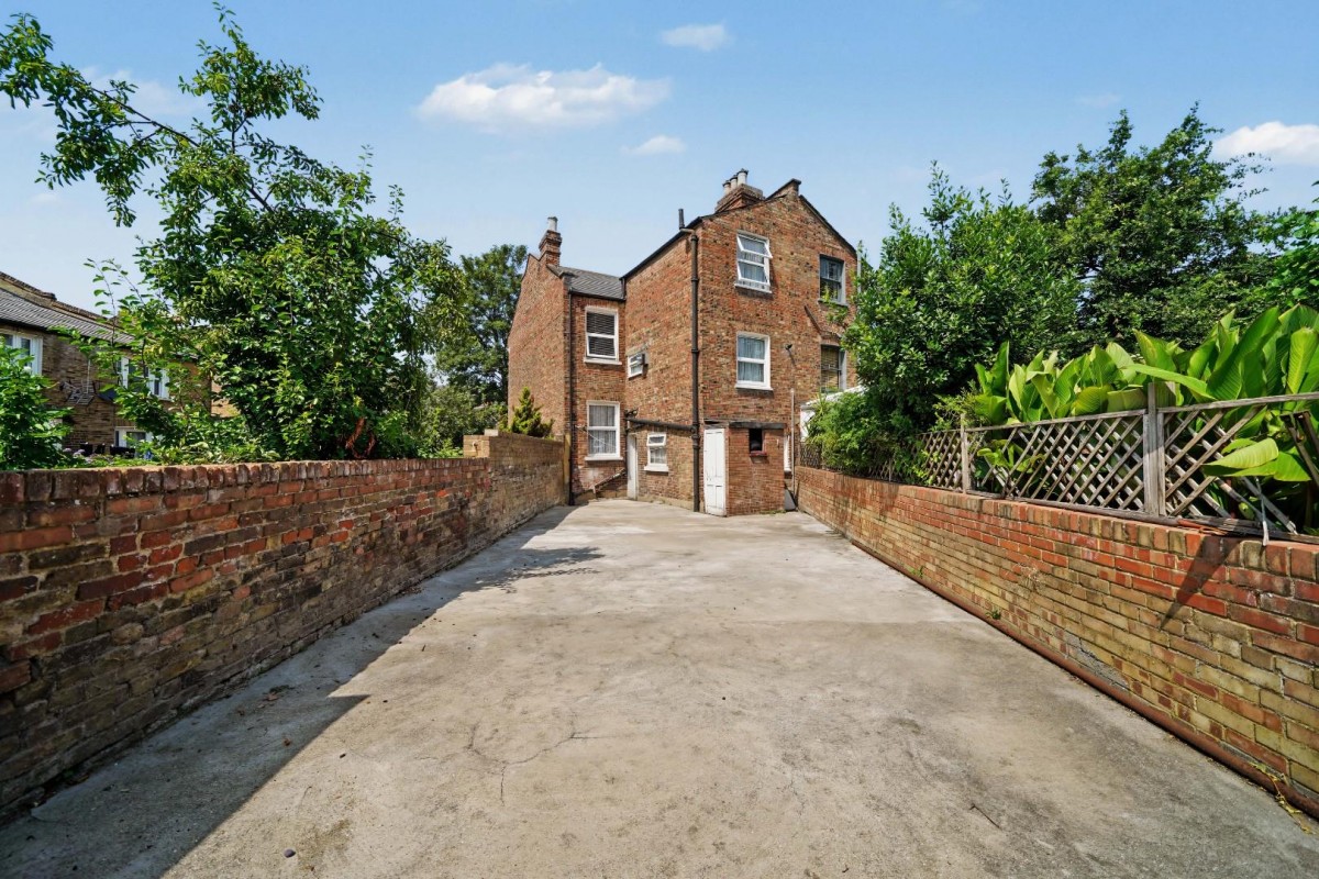 Windus Walk, London, N16