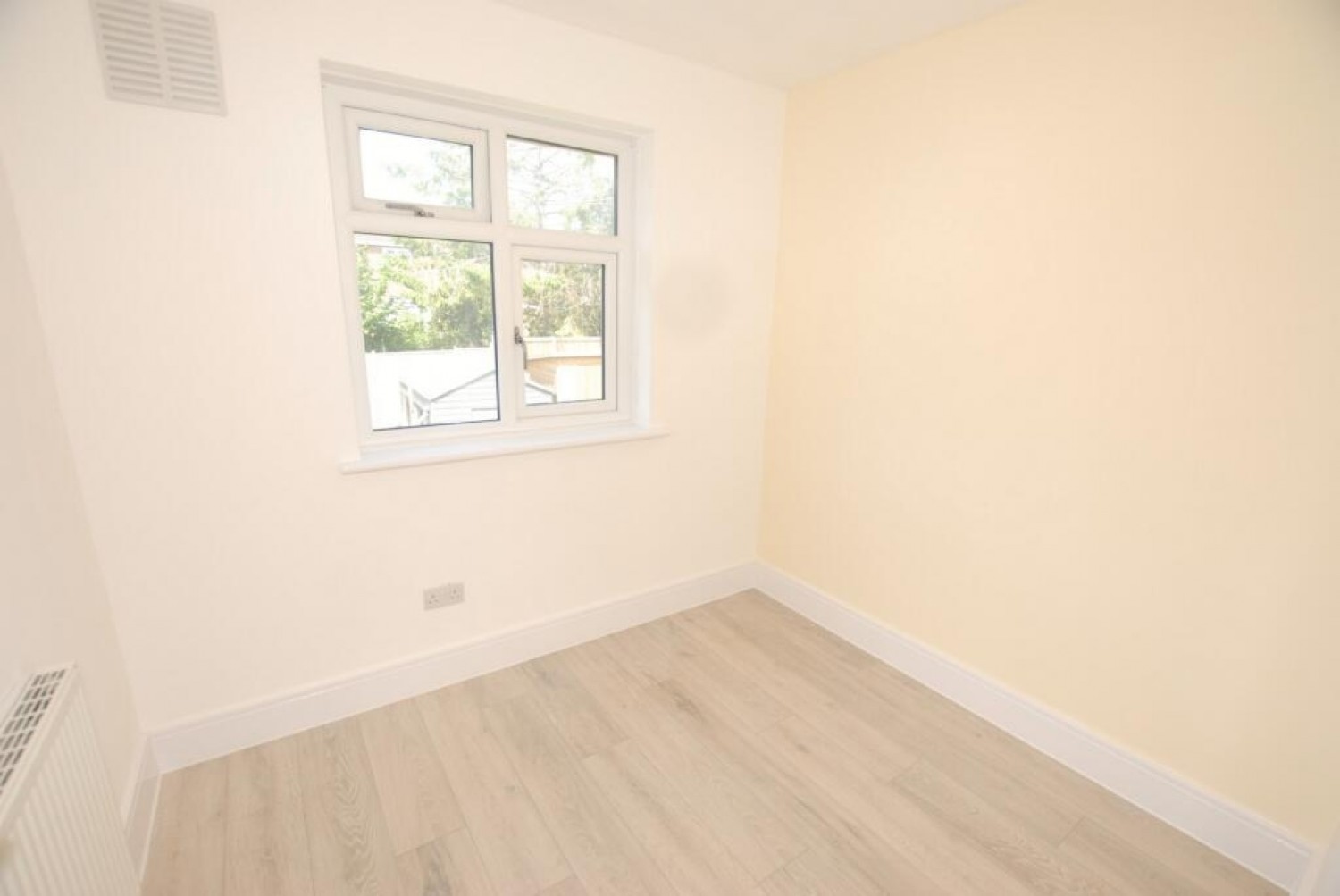 2 bedroom Flat to let in Orchard Valley, Hythe