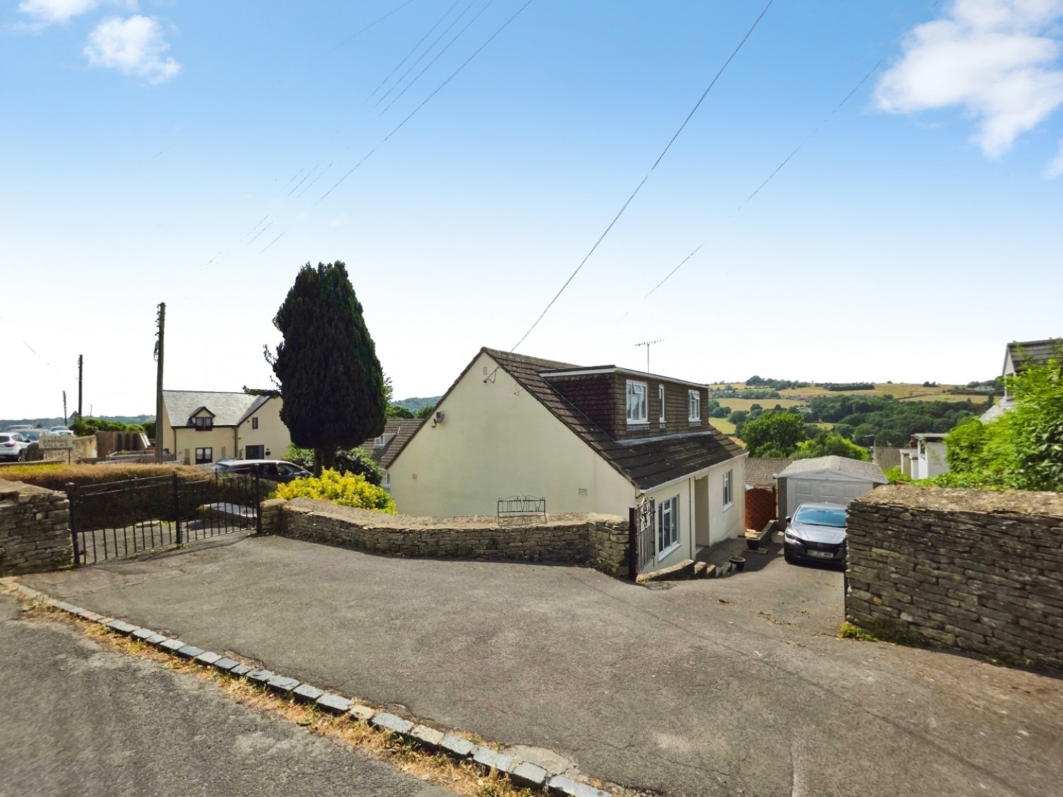 4 bedroom Bungalow for sale in Kingscourt Lane, Stroud