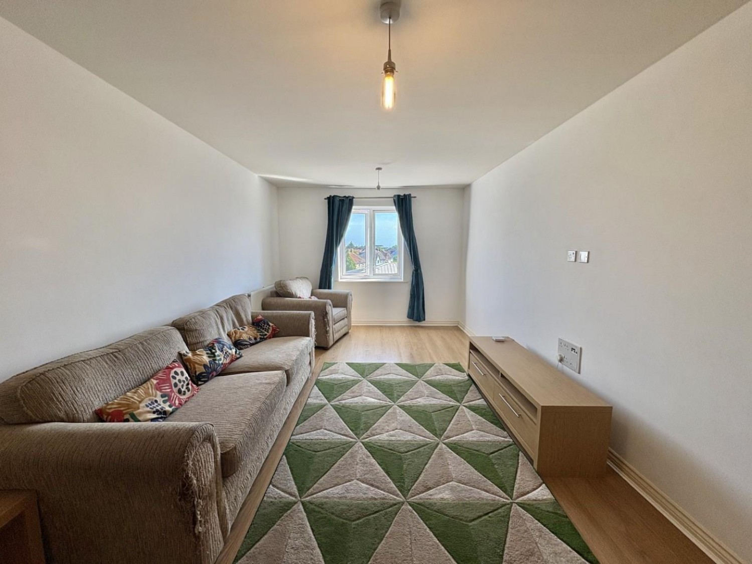 2 bedroom Flat to let in Varcoe Gardens, Hayes