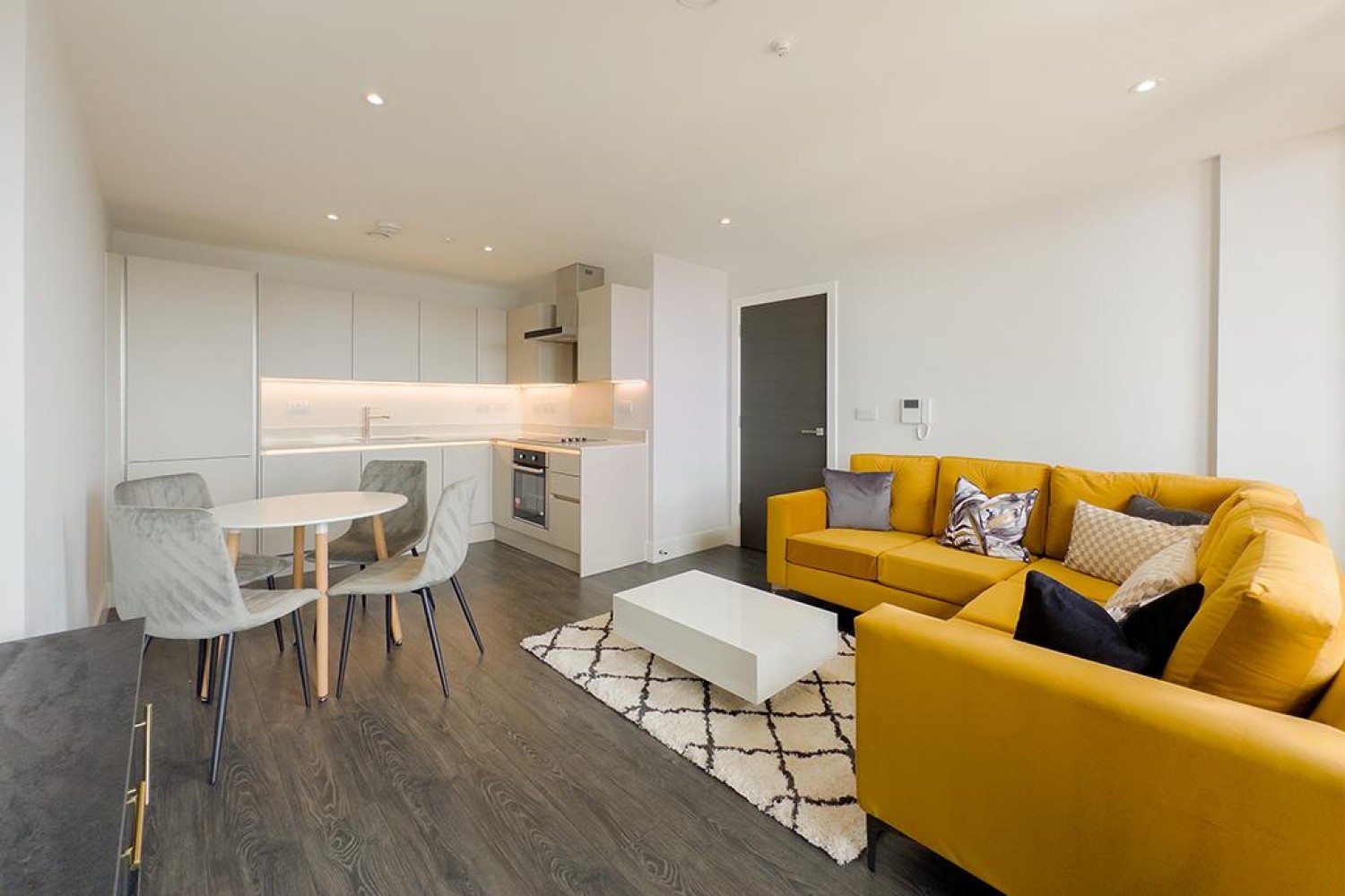 2 bedroom Flat to let in Hallmark Manchester
