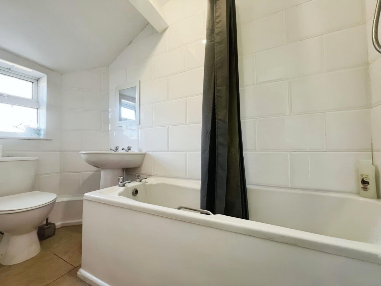 2 bedroom House to let in Phillips Street, Leigh