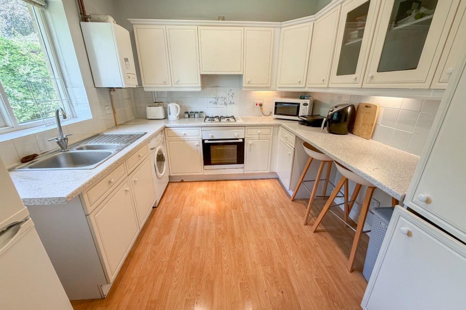 2 bedroom Flat for sale in Harlow Court, Park Avenue, Roundhay, Leeds