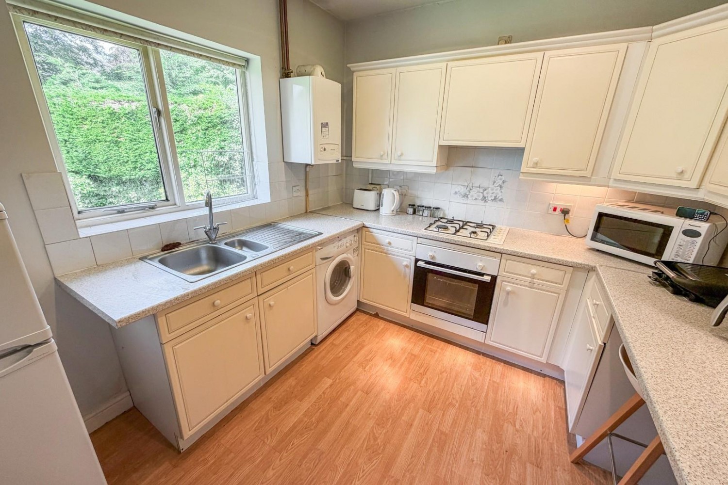 2 bedroom Flat for sale in Harlow Court, Park Avenue, Roundhay, Leeds
