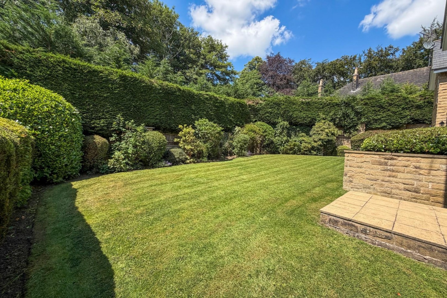 2 bedroom Flat for sale in Harlow Court, Park Avenue, Roundhay, Leeds
