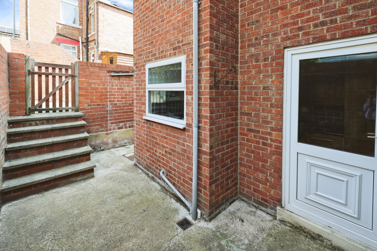 2 bedroom House to let in Surtees Street