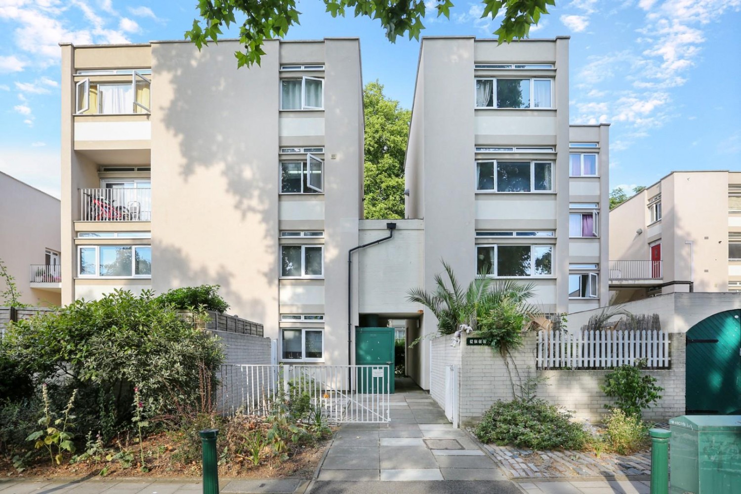 2 bedroom Flat for sale in Cedars Road, London