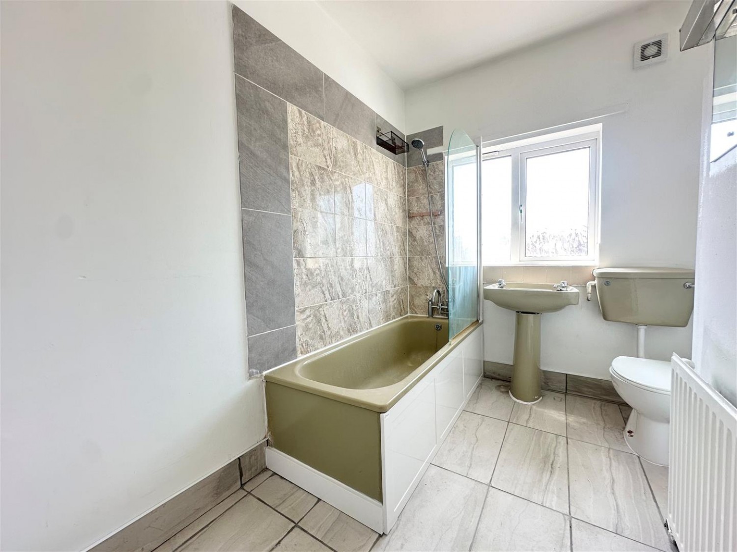 3 bedroom House to let in Cemetery Road, Stourbridge