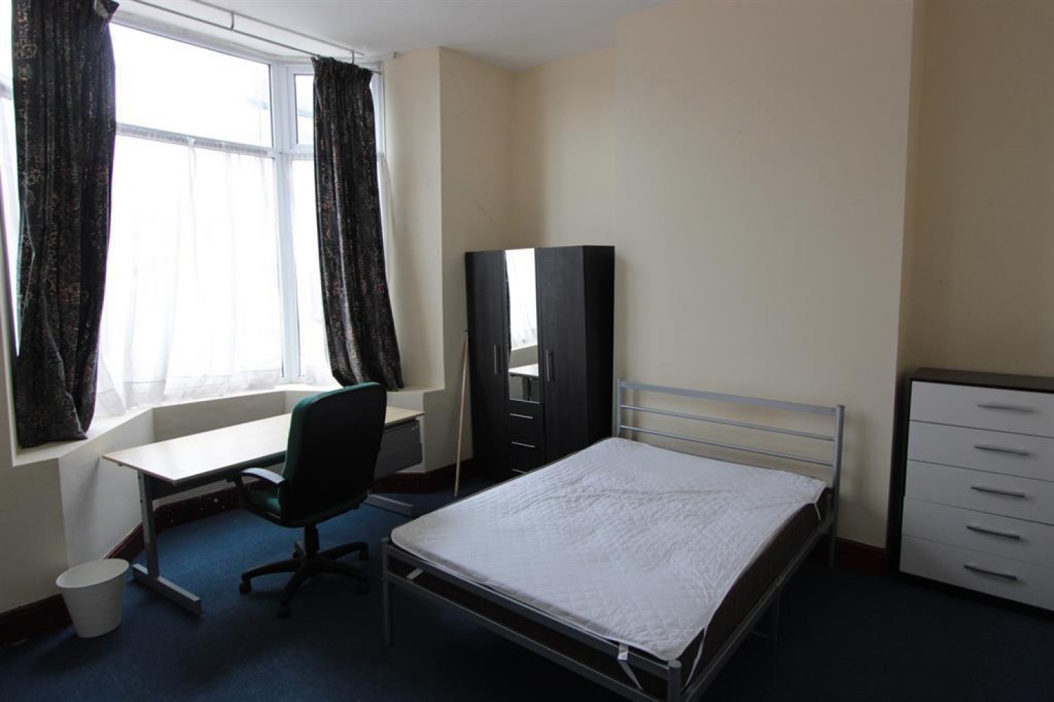 6 bedroom Flat to let in Barber Crescent, Sheffield, S10 1EF