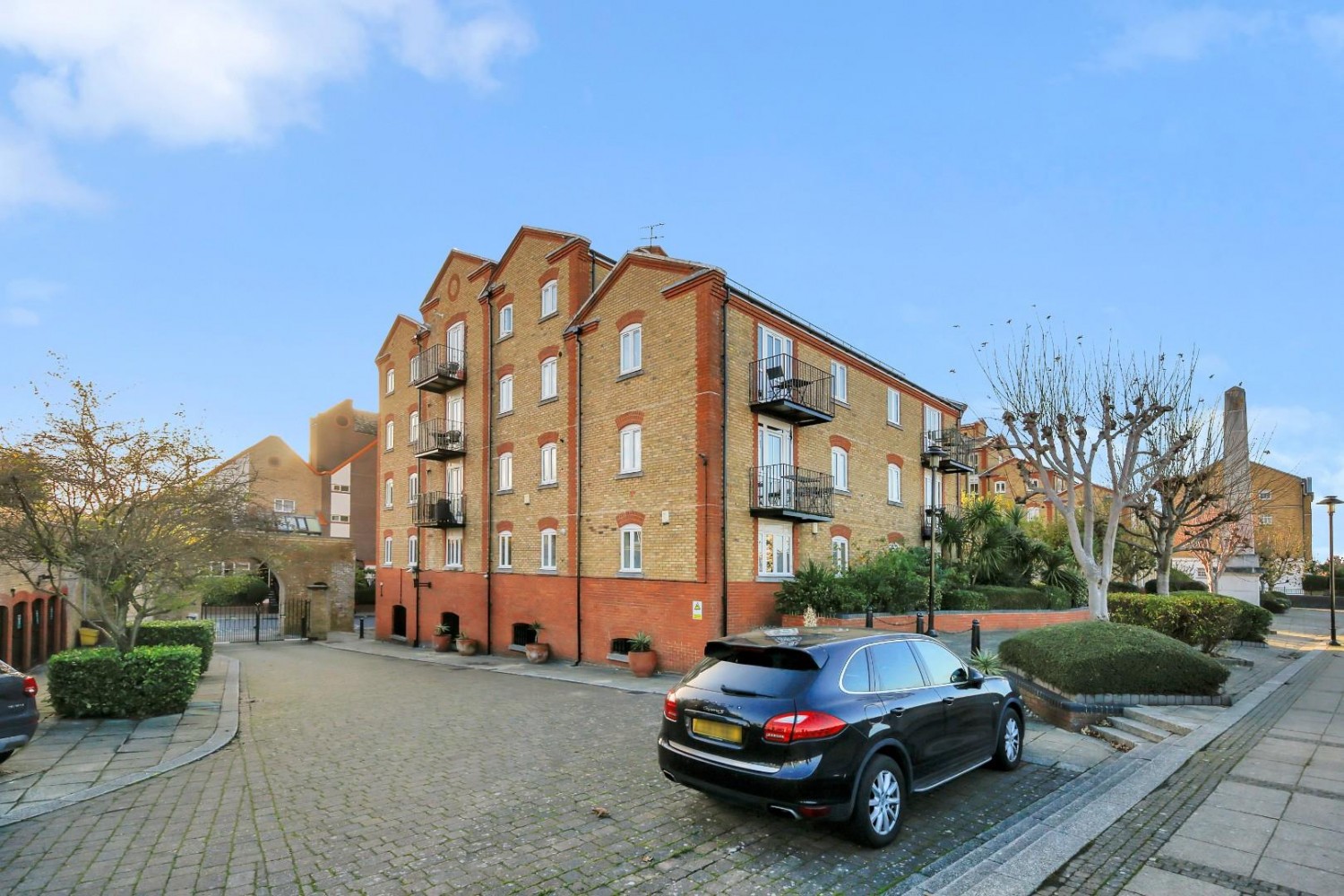 2 bedroom Flat to let in Rotherhithe Street, London SE16