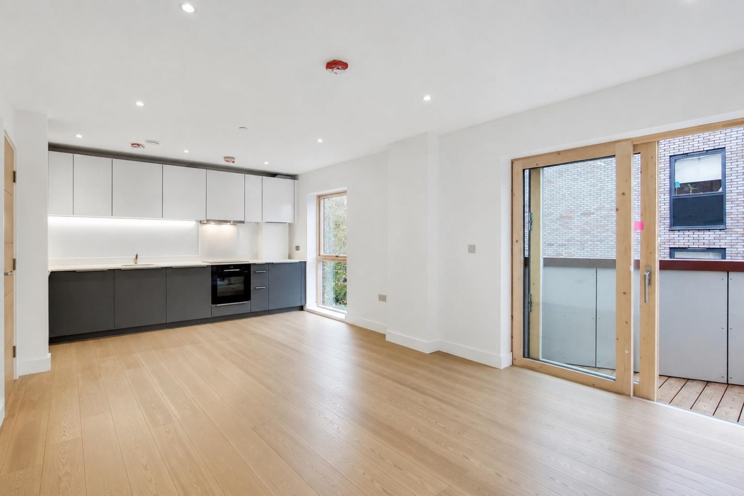 3 bedroom Flat to let in Kingsland Road, Shoreditch, E2