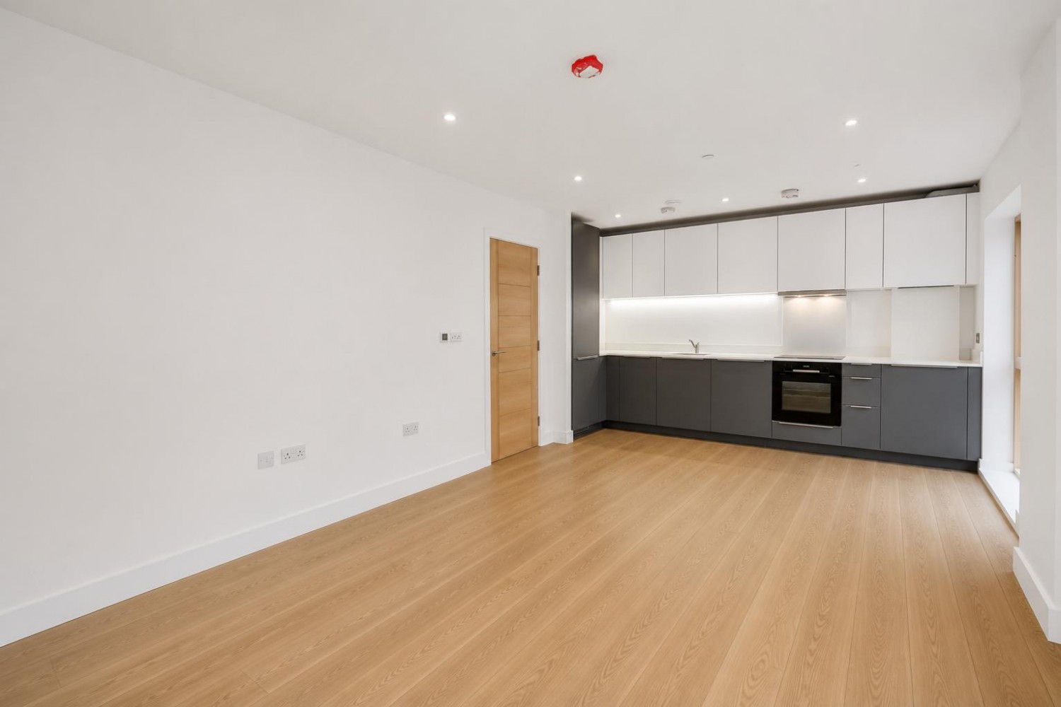 3 bedroom Flat to let in Kingsland Road, Shoreditch, E2