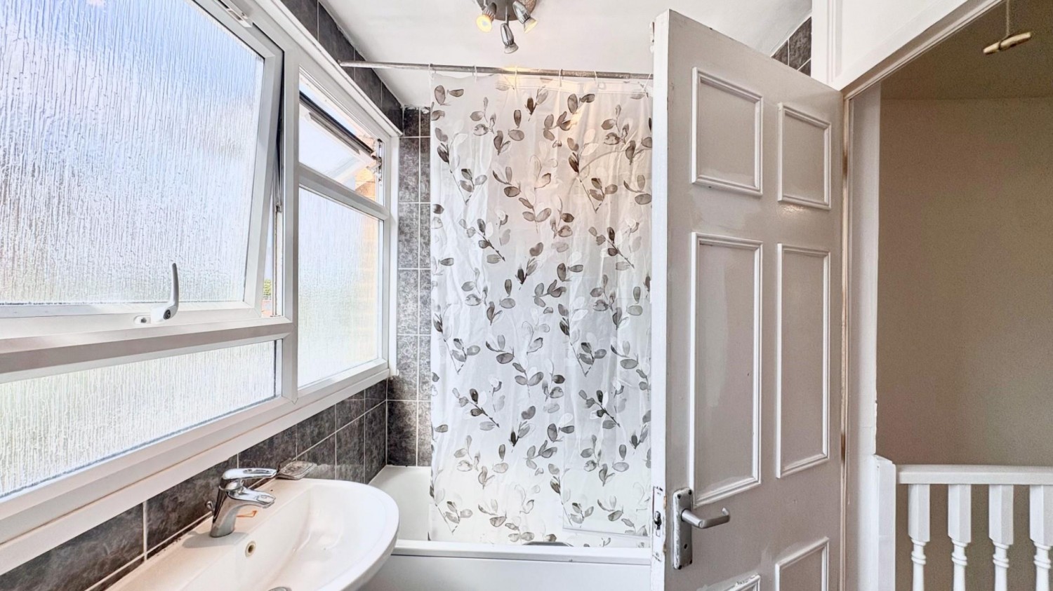 3 bedroom Flat to let in Albert Road, S. Tottenham, London, N15
