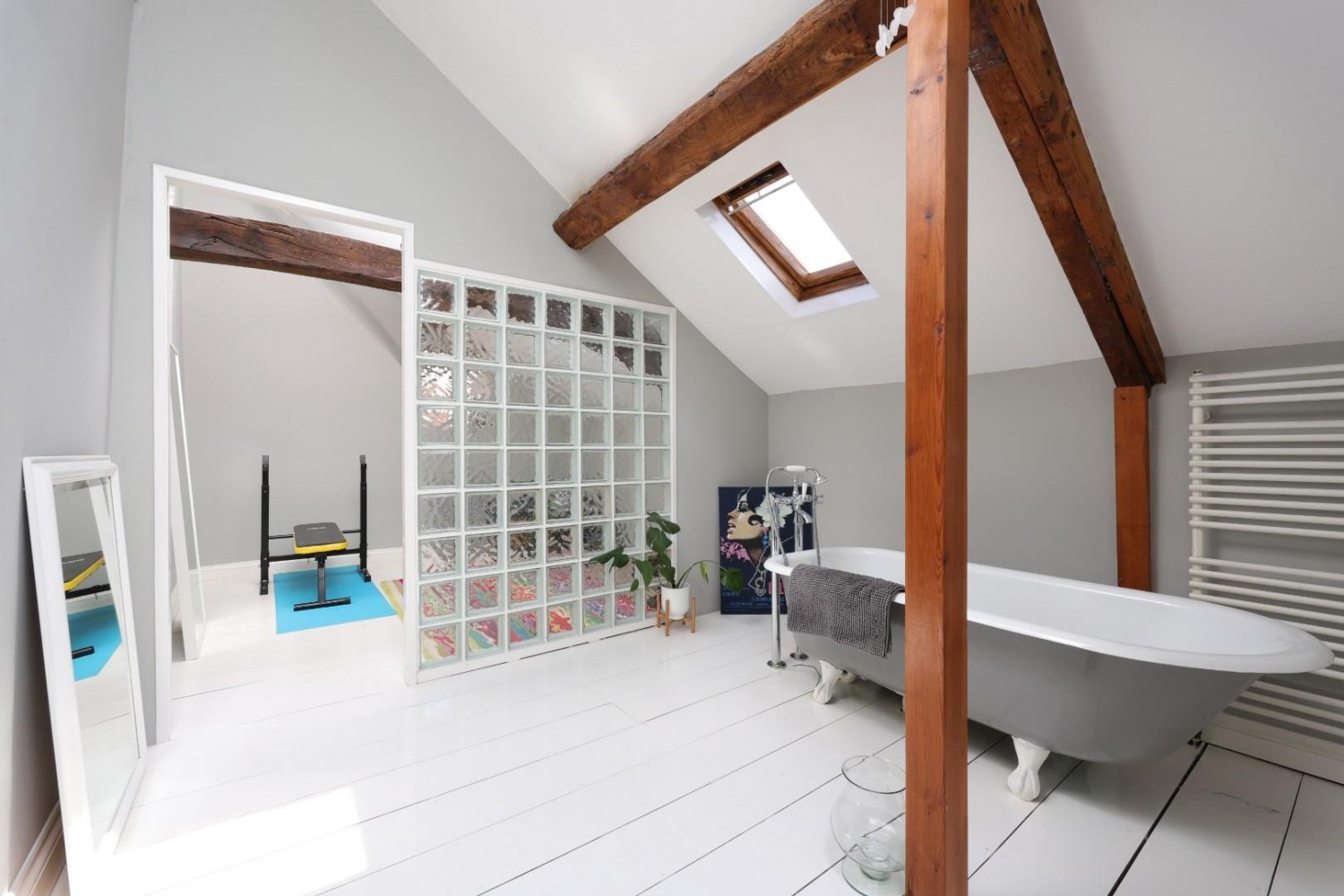 7 bedroom House for sale in Stone, Berkeley