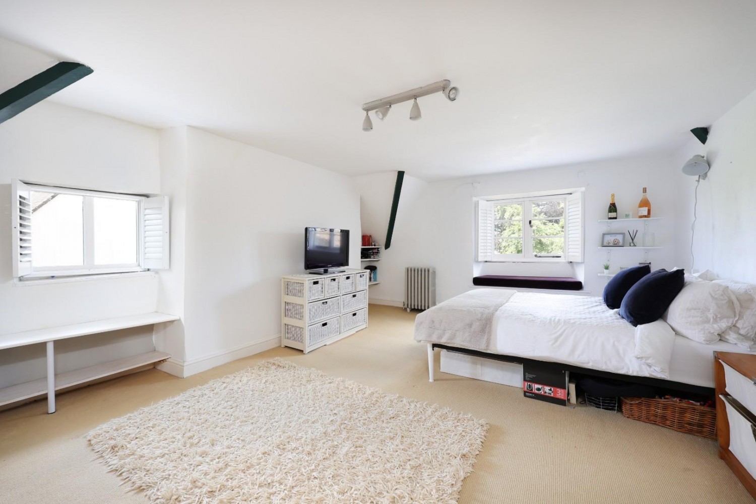 7 bedroom House for sale in Stone, Berkeley