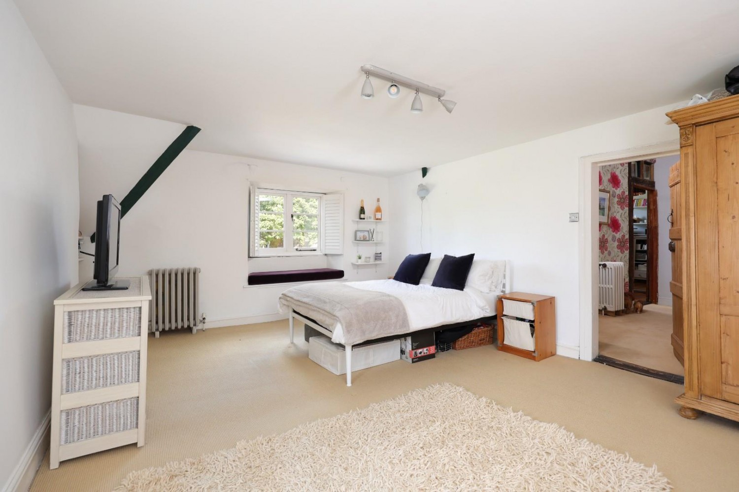 7 bedroom House for sale in Stone, Berkeley