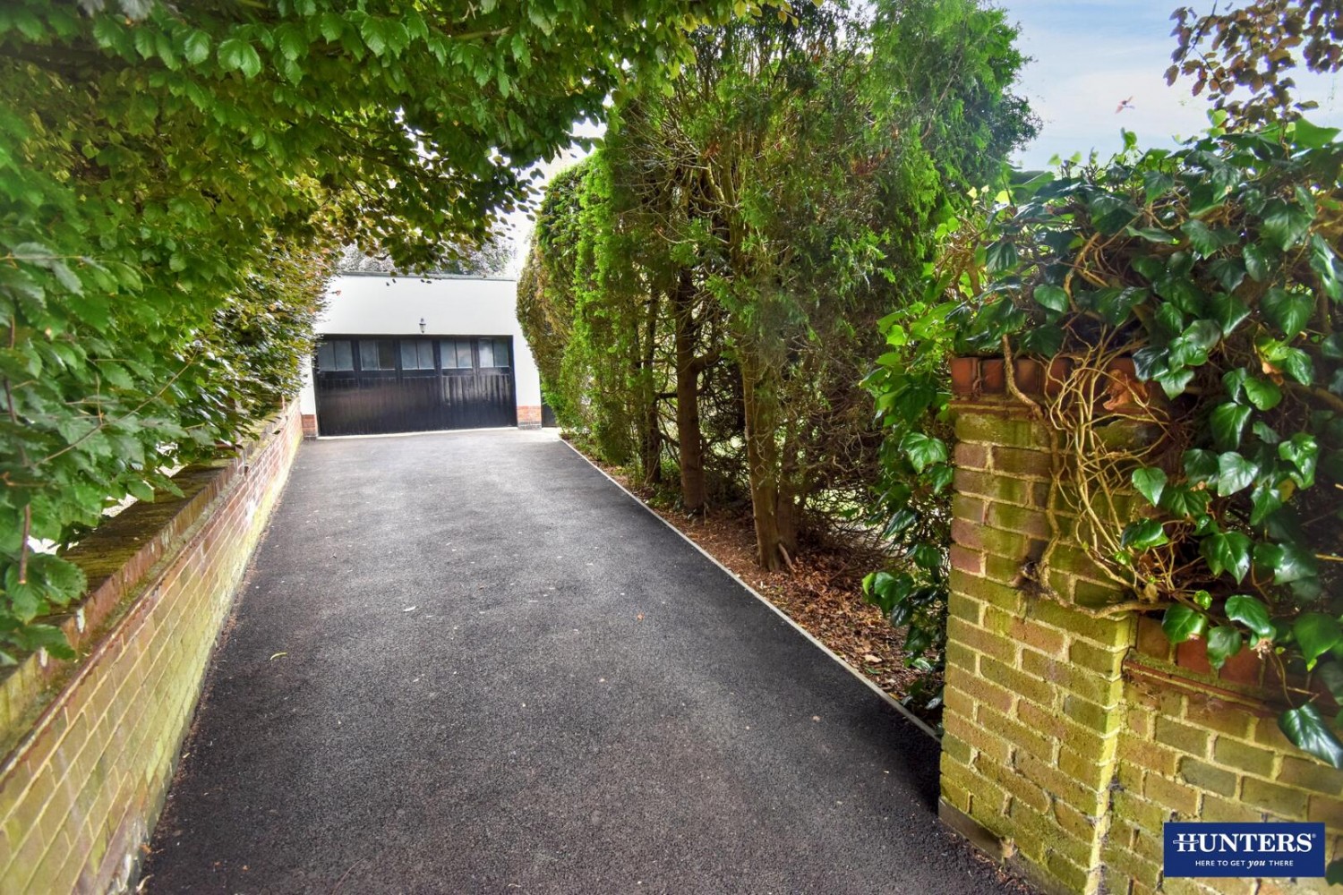 4 bedroom House for sale in Monsell Drive, Leicester