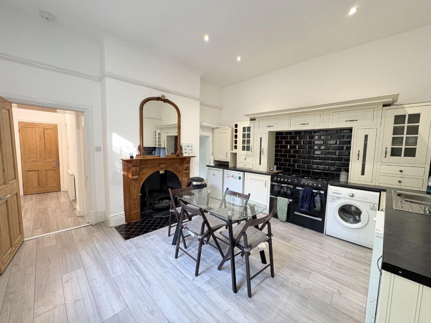 4 bedroom Flat to let in Park Avenue, Endcliffe, Sheffield