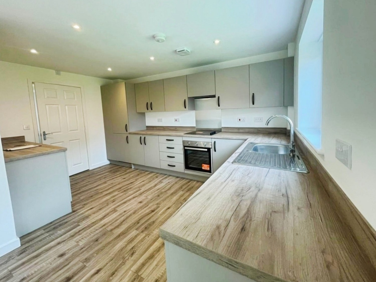 4 bedroom House to let in Northolt Road, Harker