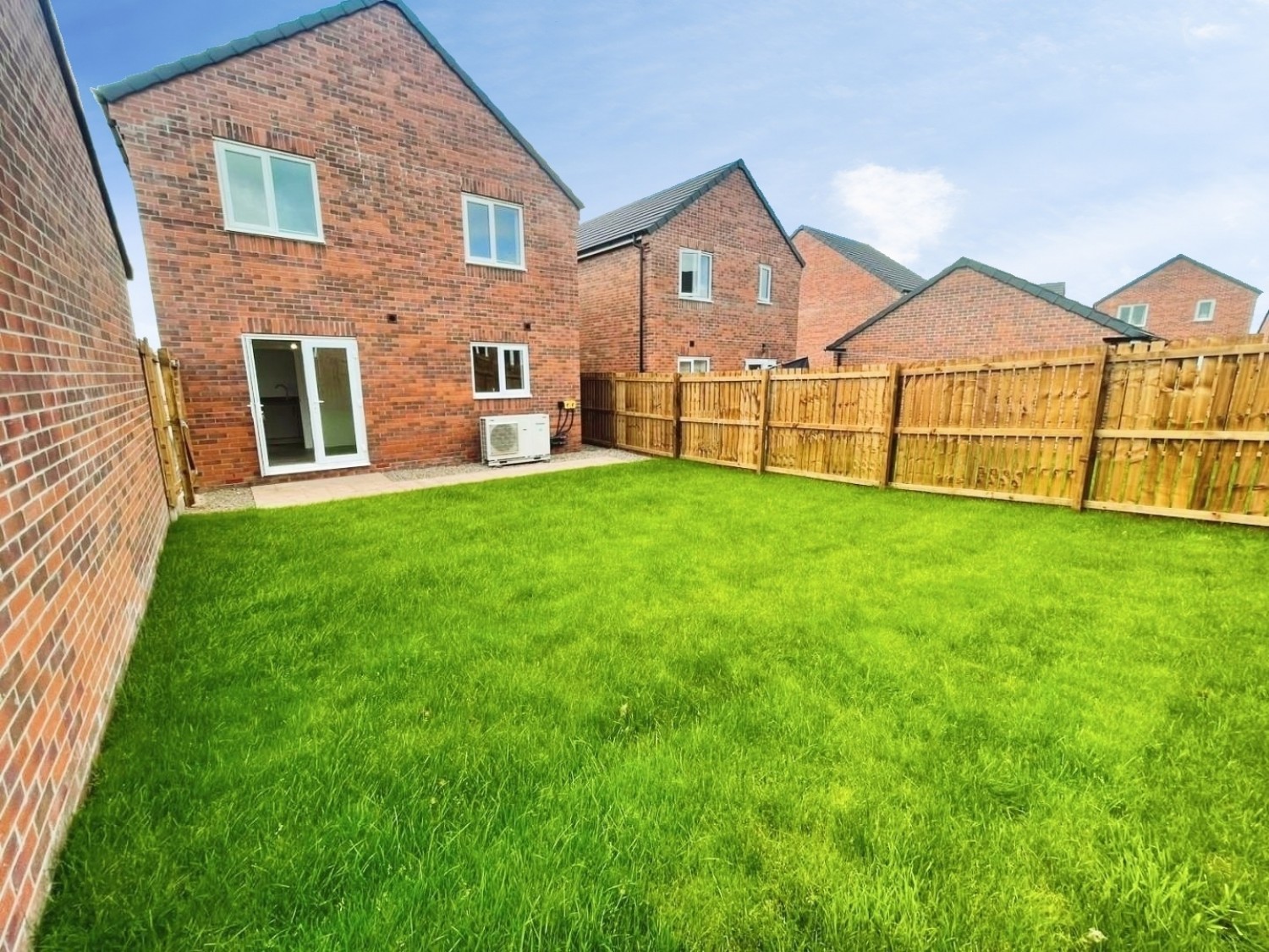 4 bedroom House to let in Northolt Road, Harker