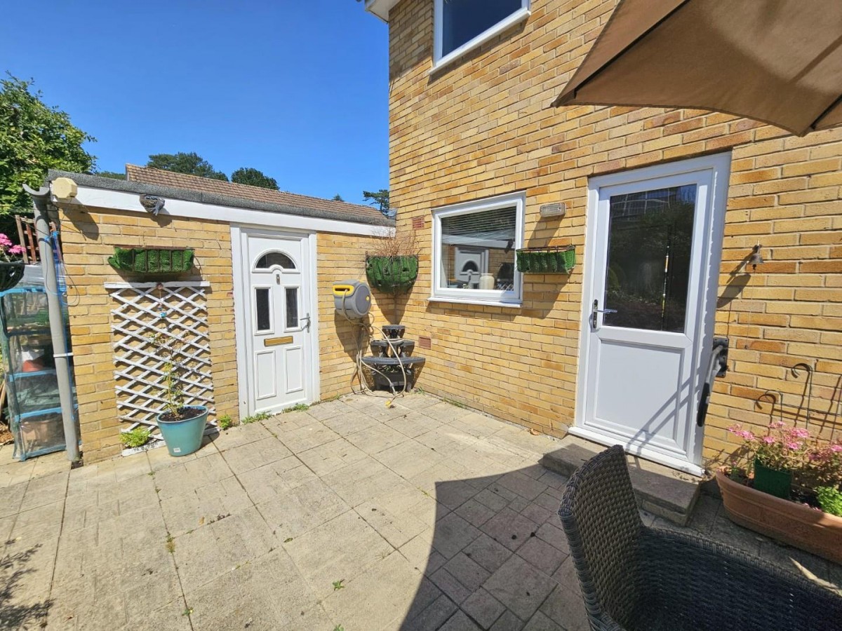 Yellow Hundred Close, Dursley