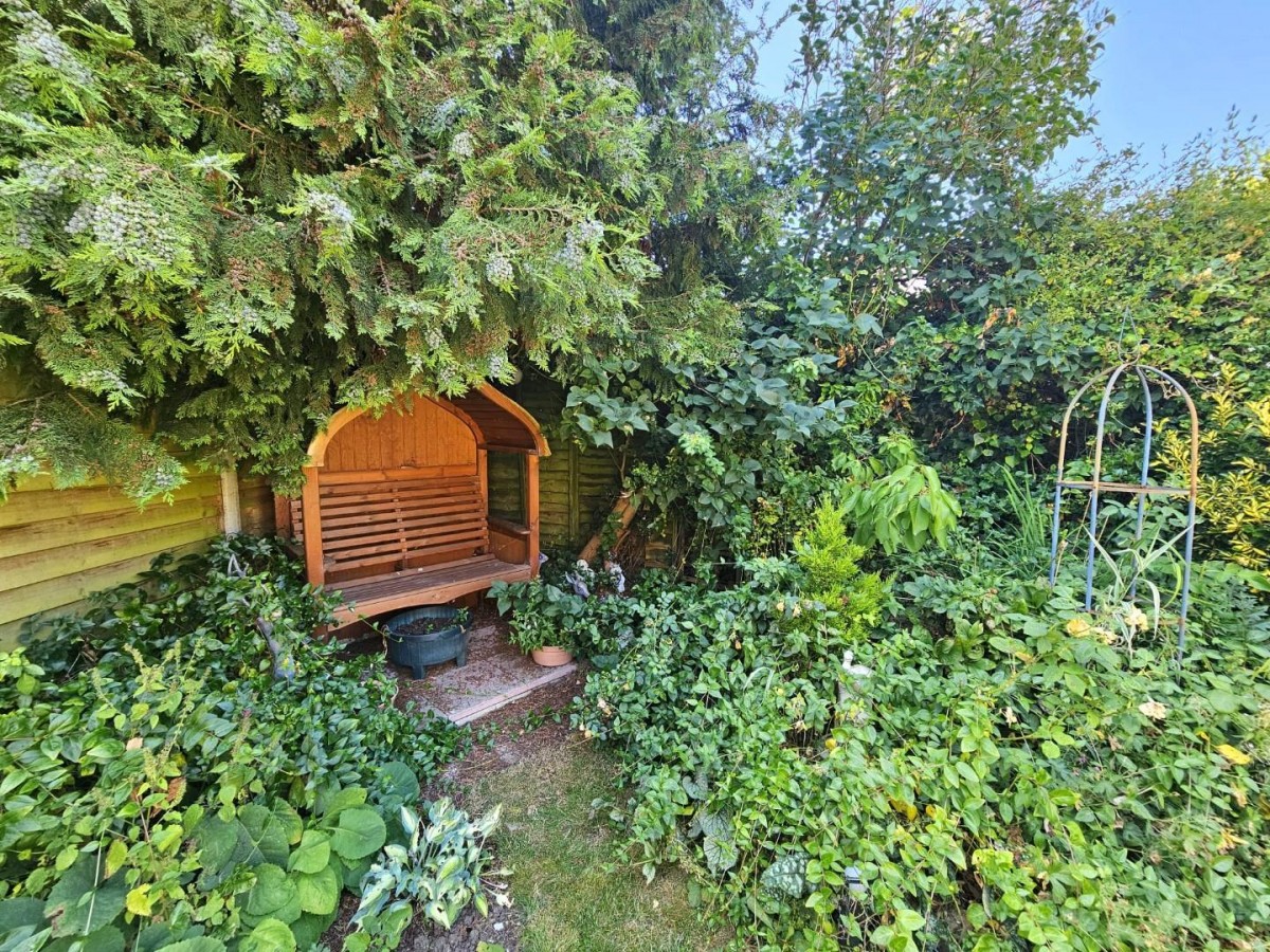 Yellow Hundred Close, Dursley