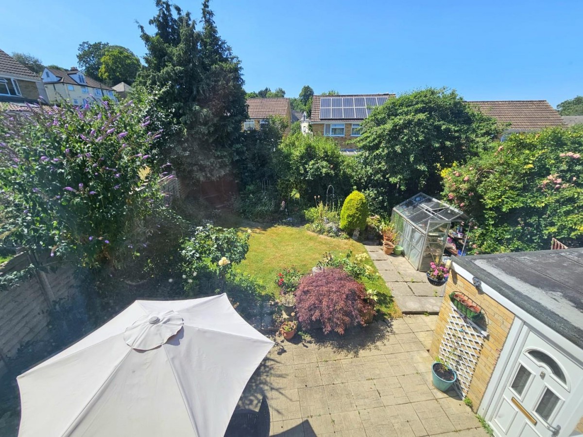 Yellow Hundred Close, Dursley