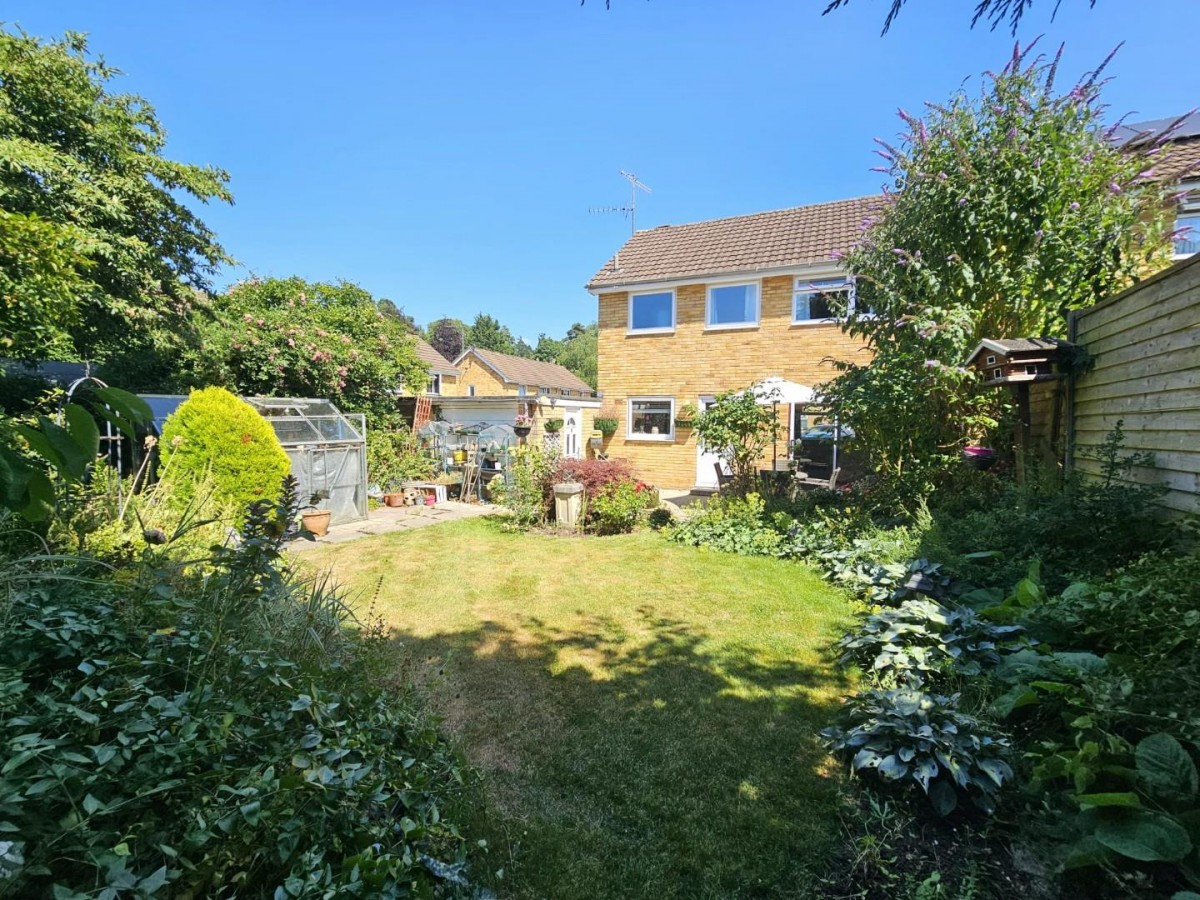 Yellow Hundred Close, Dursley