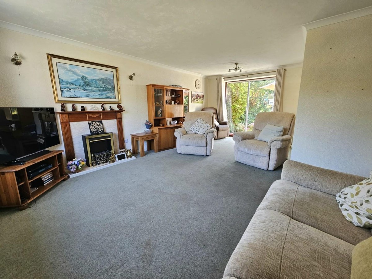 Yellow Hundred Close, Dursley