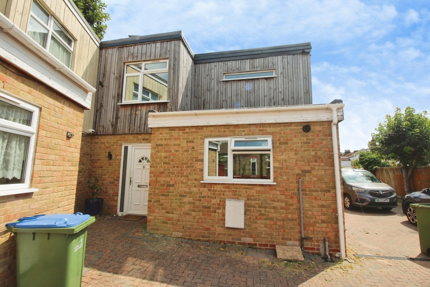 3 bedroom House to let in Myra Street, London