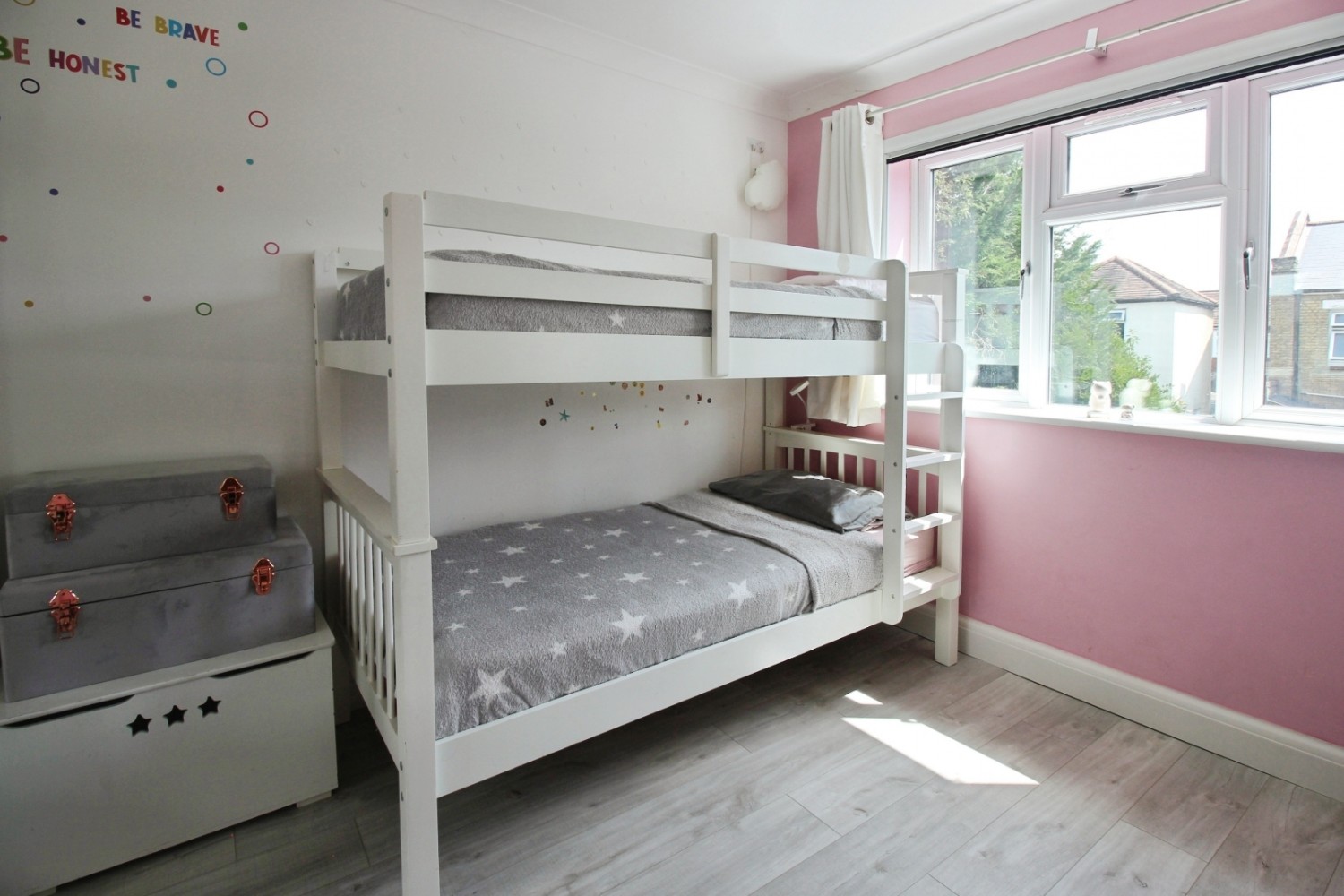 3 bedroom House to let in Myra Street, London