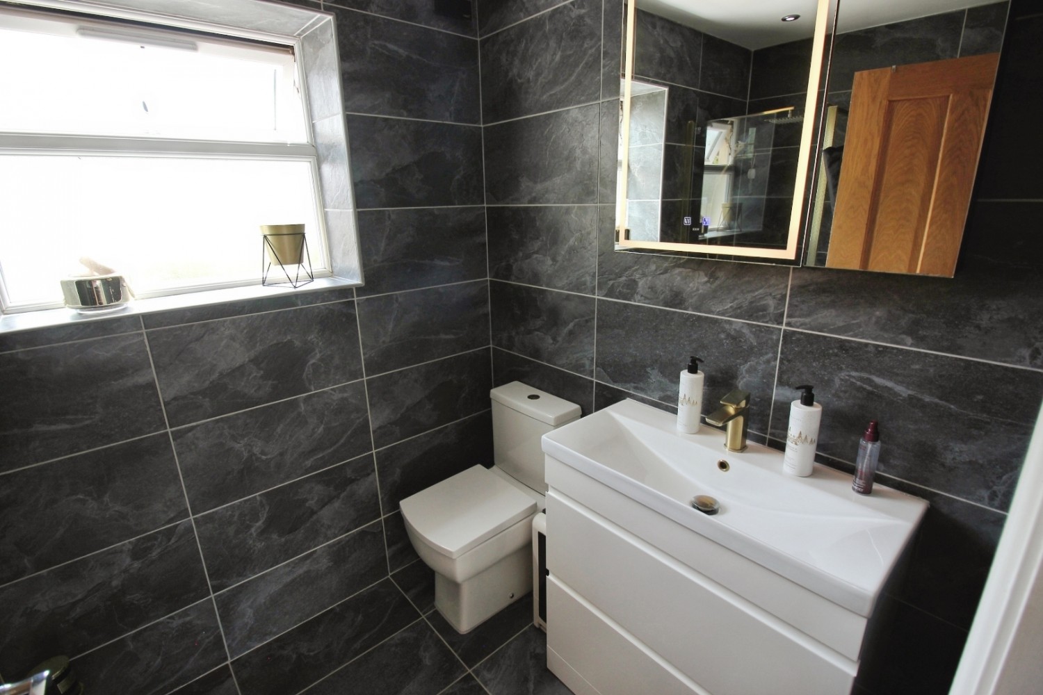 3 bedroom House to let in Myra Street, London