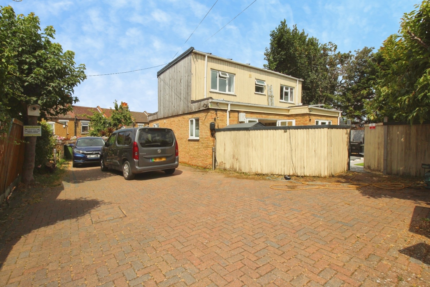 3 bedroom House to let in Myra Street, London