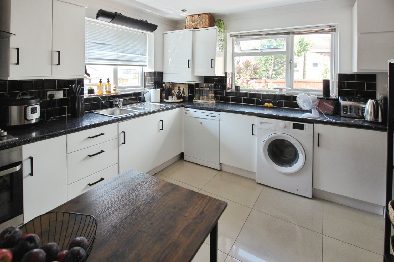 3 bedroom House to let in Myra Street, London
