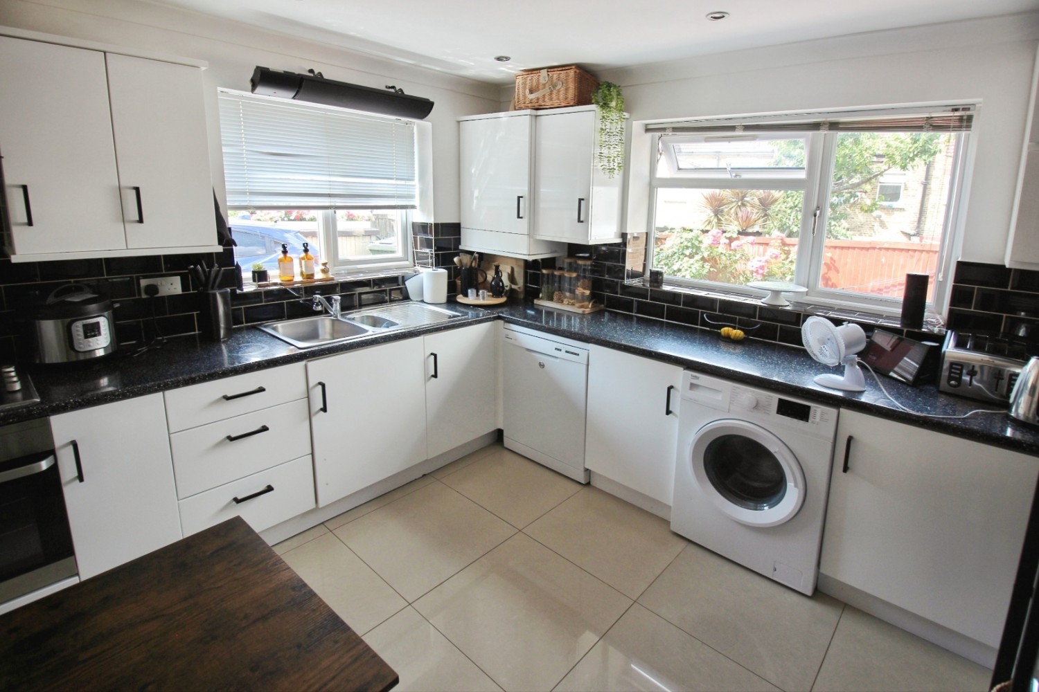 3 bedroom House to let in Myra Street, London