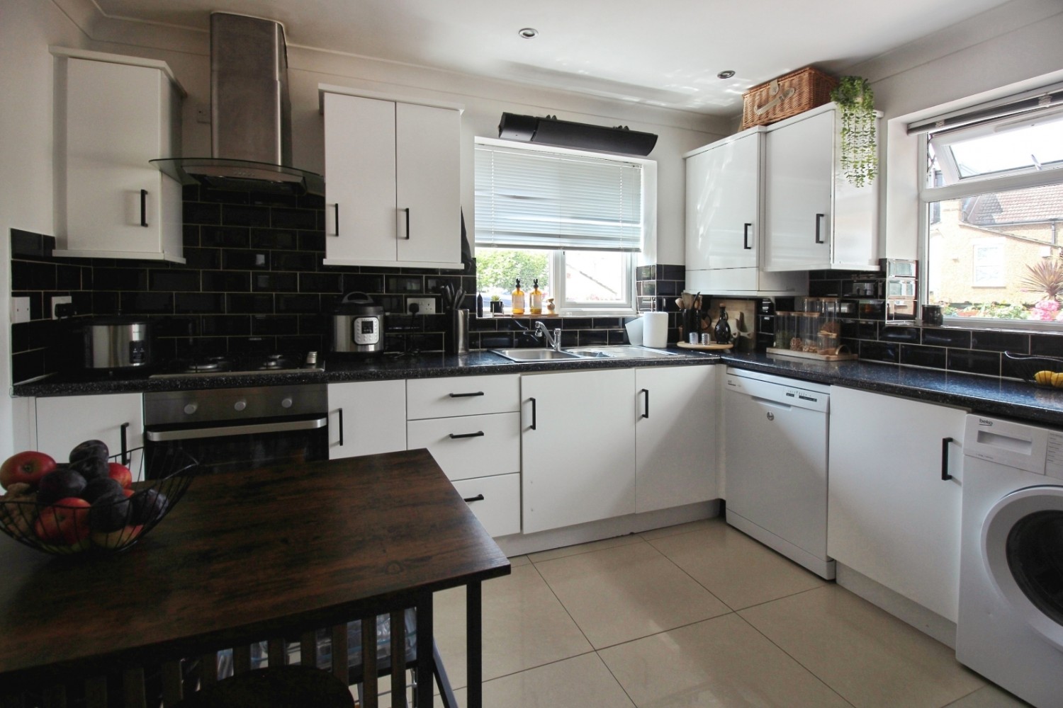 3 bedroom House to let in Myra Street, London